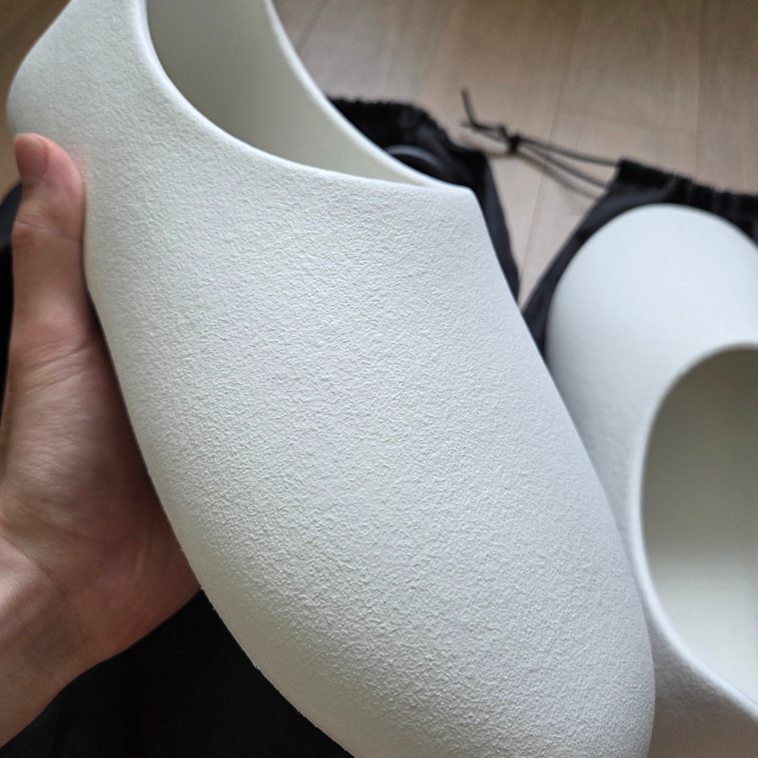 Yeezy SL-01 White, Yeezy SL-01 Black 착용 스타일 - 2