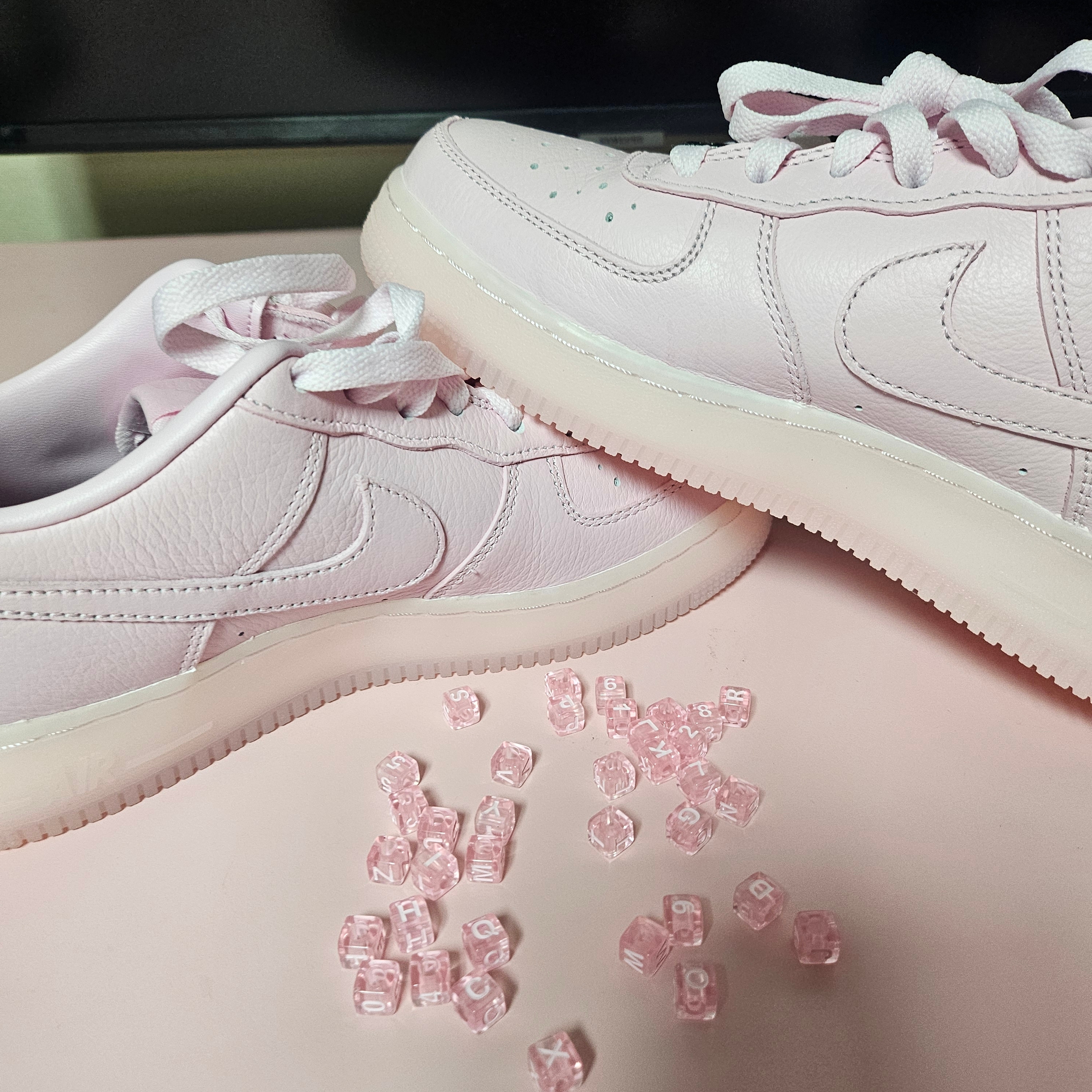 (GS) Nike x Drake Nocta Air Force 1 Low SP Certified Lover Boy Pink Foam 착용 스타일 - 4