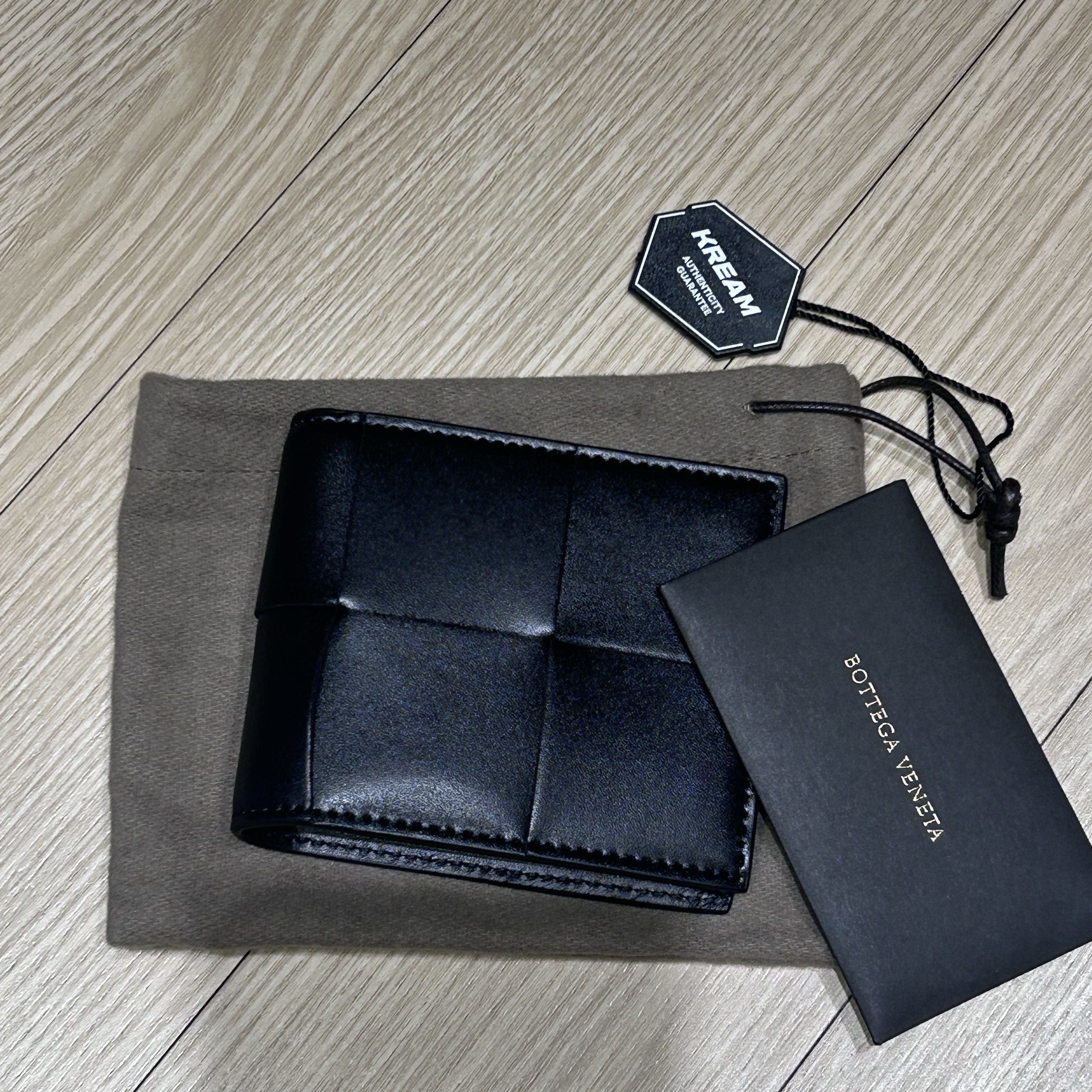 Bottega Veneta Bi-Fold Wallet Black 착용 스타일