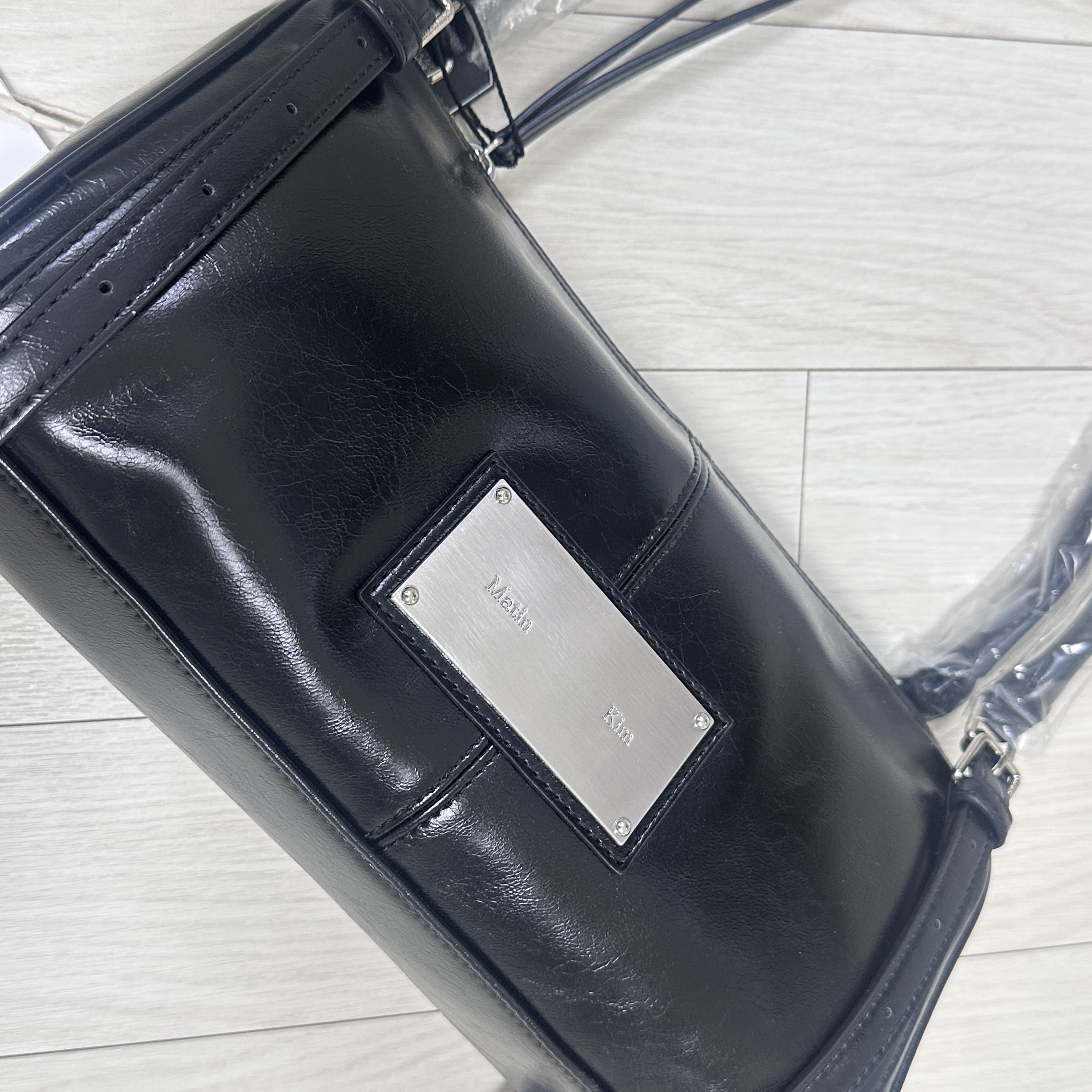Matin Kim Buckle Strap Shoulder Bag Black 착용 스타일