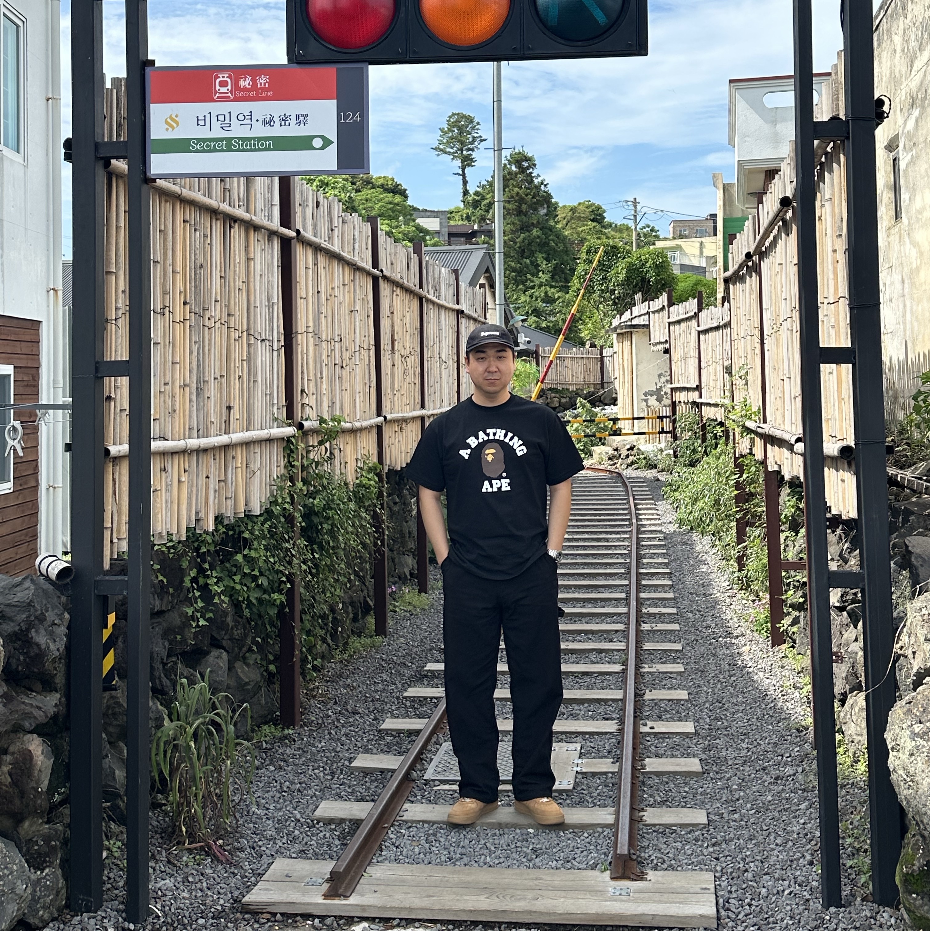 BAPE College T-Shirt Black, Nike x Supreme Air Force 1 Low Flax 착용 스타일