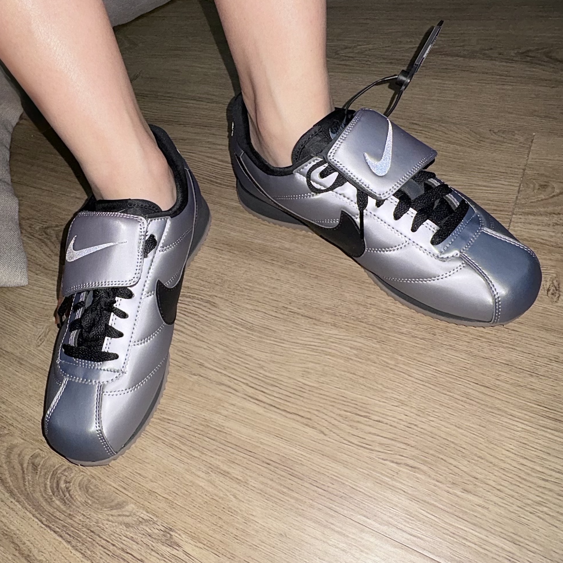 Nike Cortez Leather SE Metallic Cool Grey Black 착용 스타일
