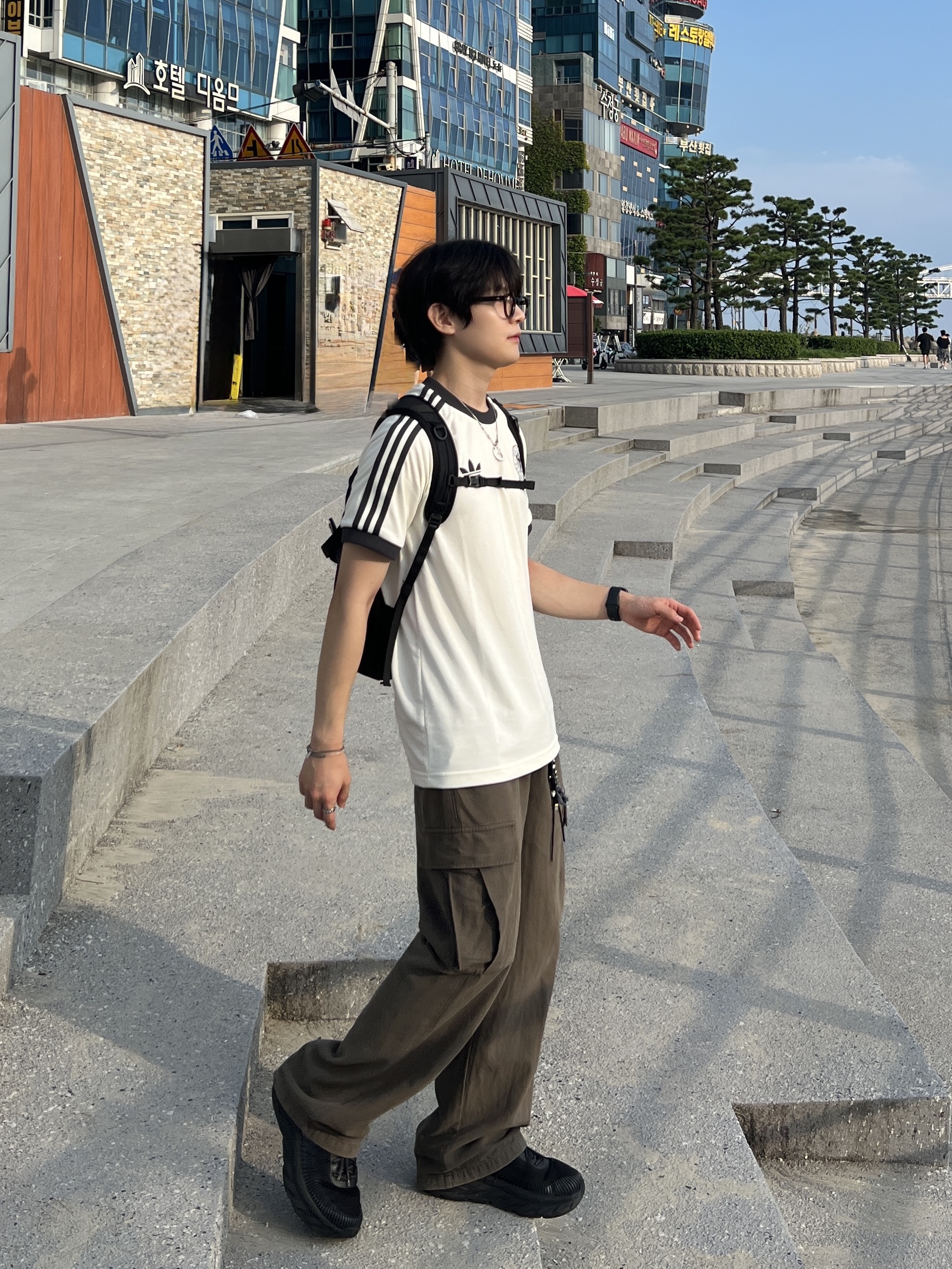 Adidas German Adicolor Classic 3-Stripes T-Shirt Off White - KR Sizing, Hoka Bondi 7 Black - Wide 착용 스타일 - 2