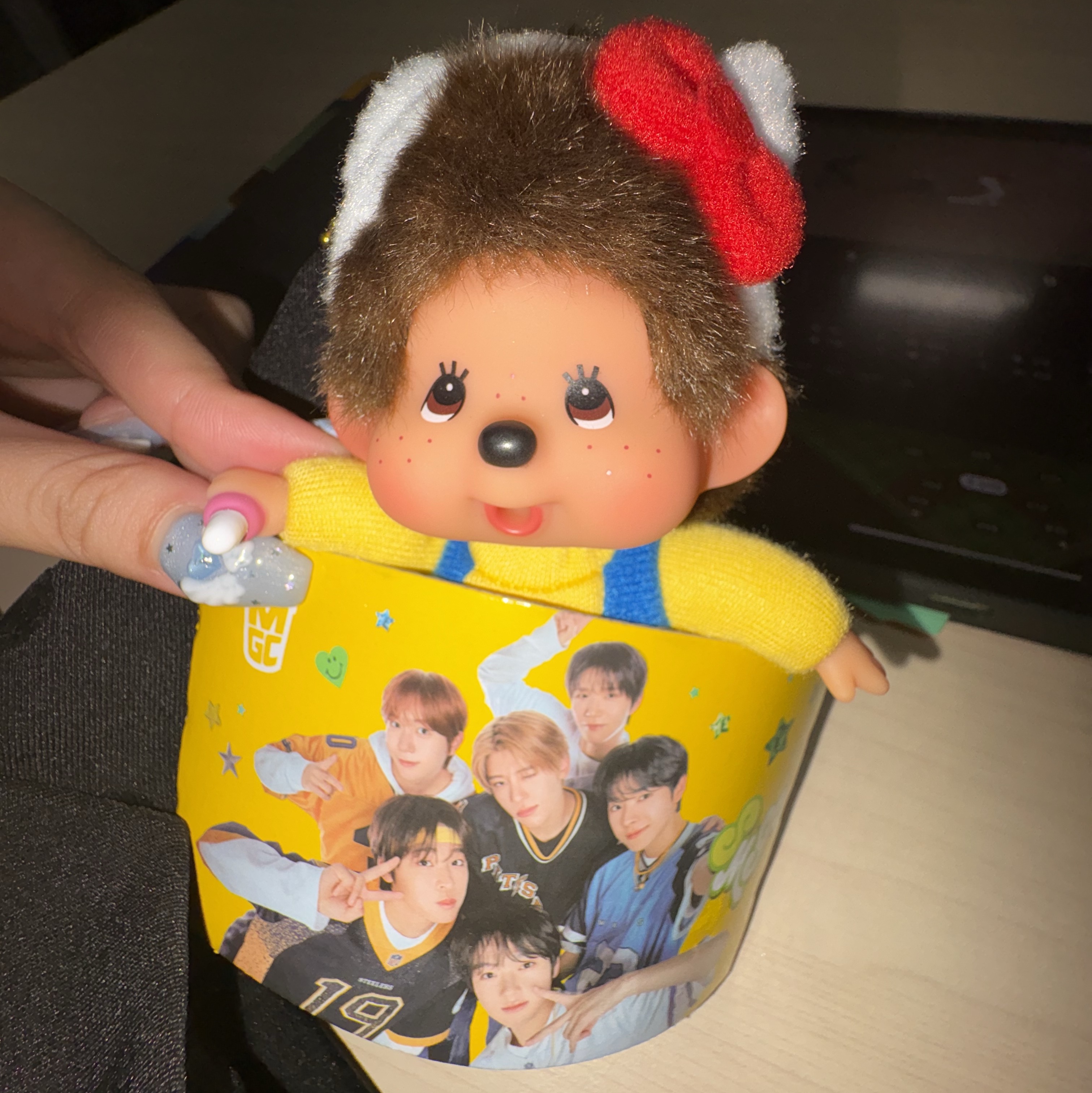 Sanrio Hello Kitty x Monchhichi 50th Anniversary Monchhichi Holder 착용 스타일