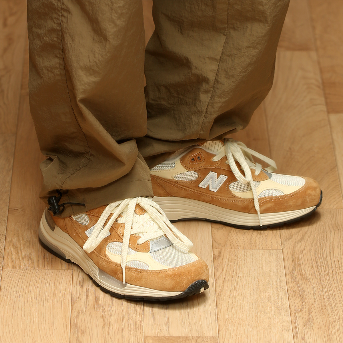 New Balance 992 Made in USA Sweet Caramel Calcium, New Balance x Packer 992 Made in USA 착용 스타일 - 2