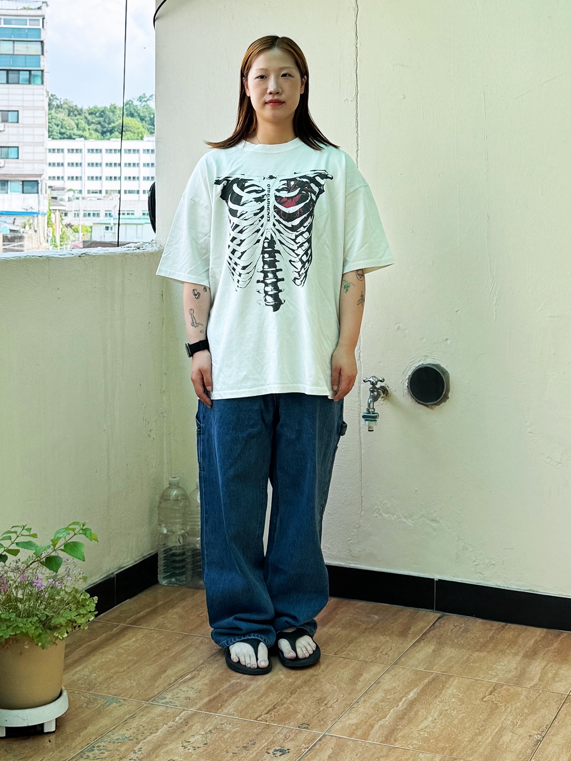 QT8 GARMENTS Bones EC Washed Tee Ecru, QT8 Garments TL Denim Carpenter Pant Deep Blue 착용 스타일 - 2