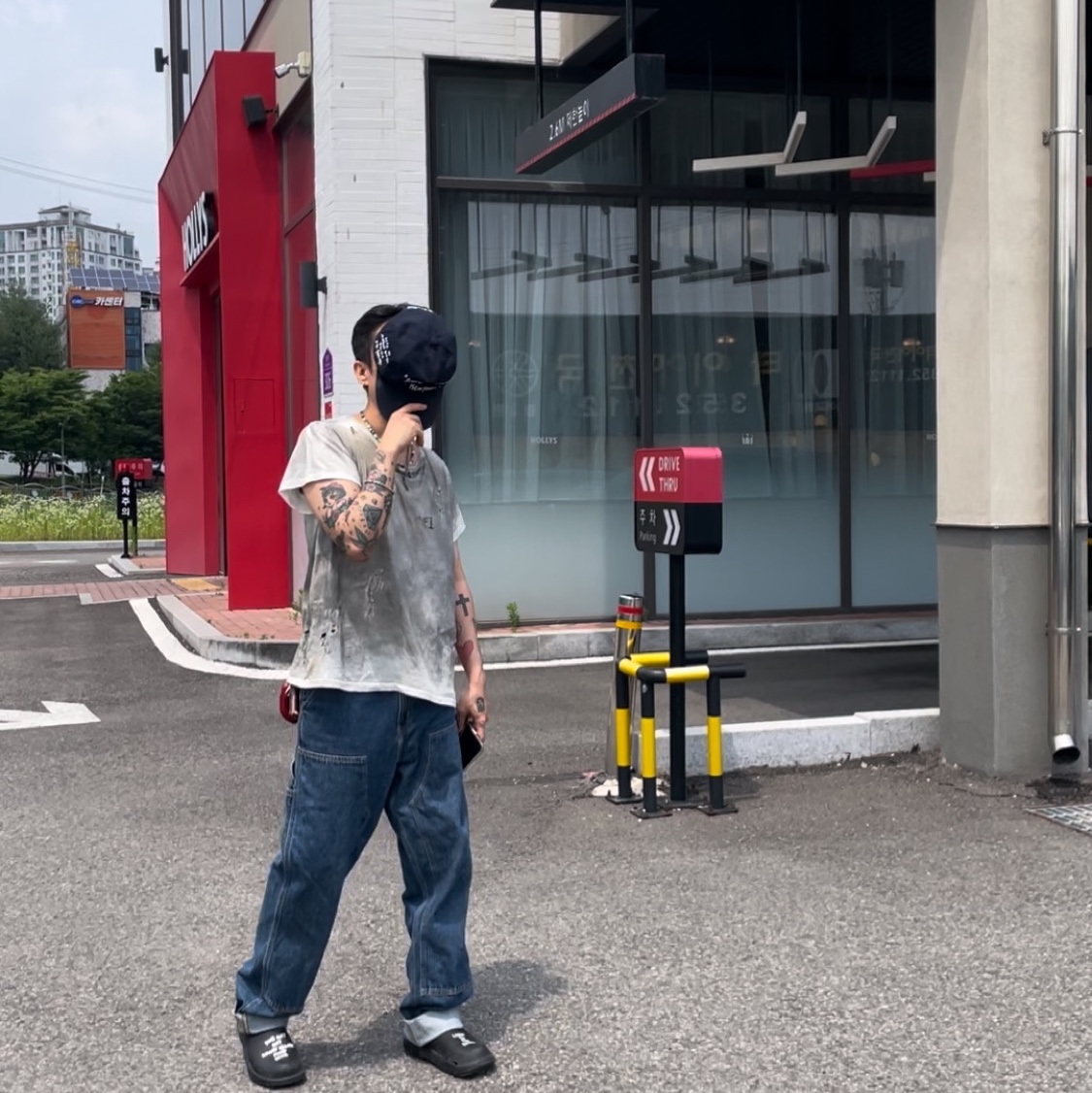 Oofos x Takahiromiyashita The Soloist The Day The Whole World Went Away Clog Black, (W) Carhartt WIP Nash Double Knee Pants Blue Stone Washed 착용 스타일