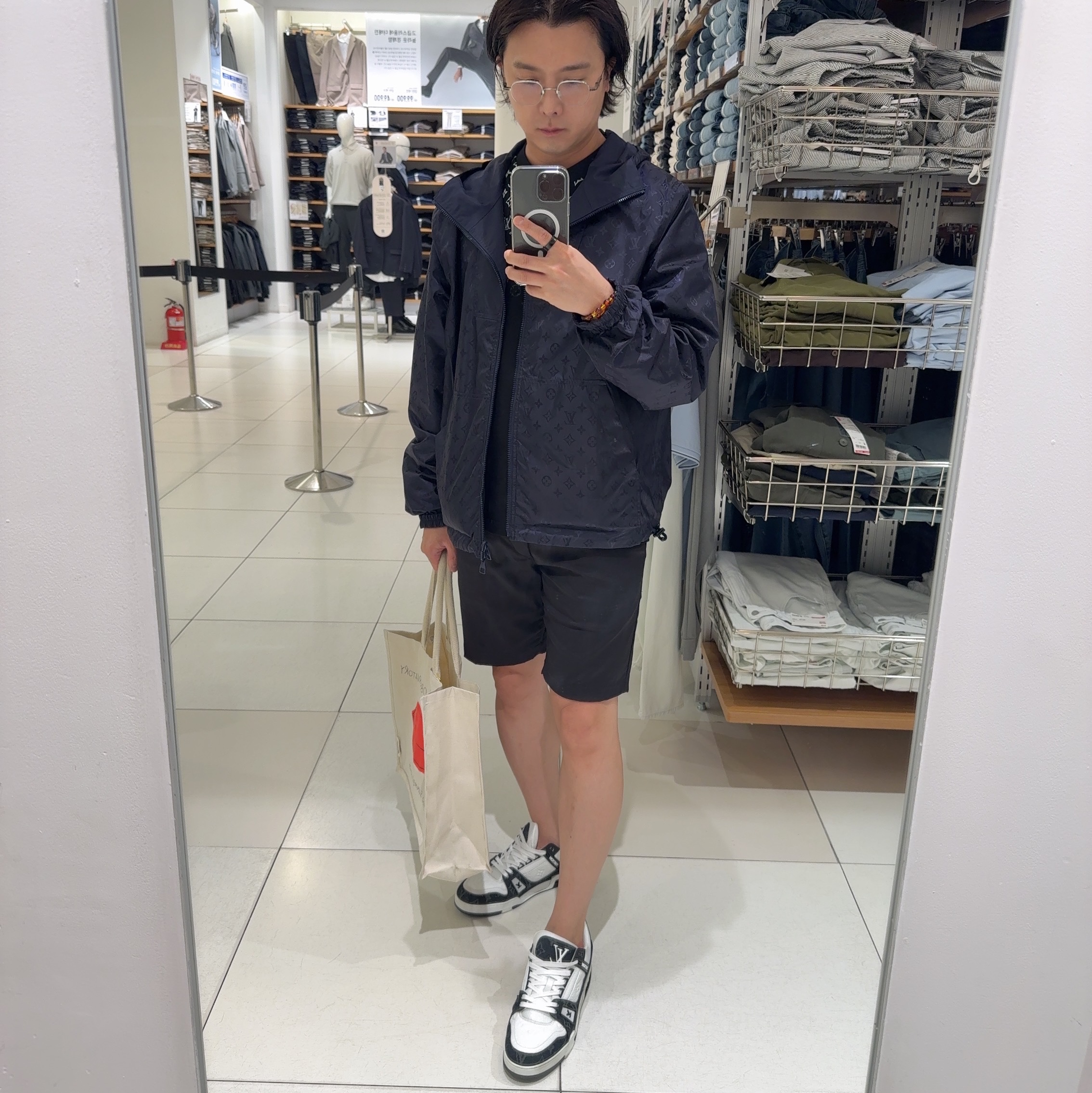 Chrome Hearts Vagasoreass Brushed Silver, Louis Vuitton Monogram Reversible Nylon Windbreaker White 착용 스타일 - 1