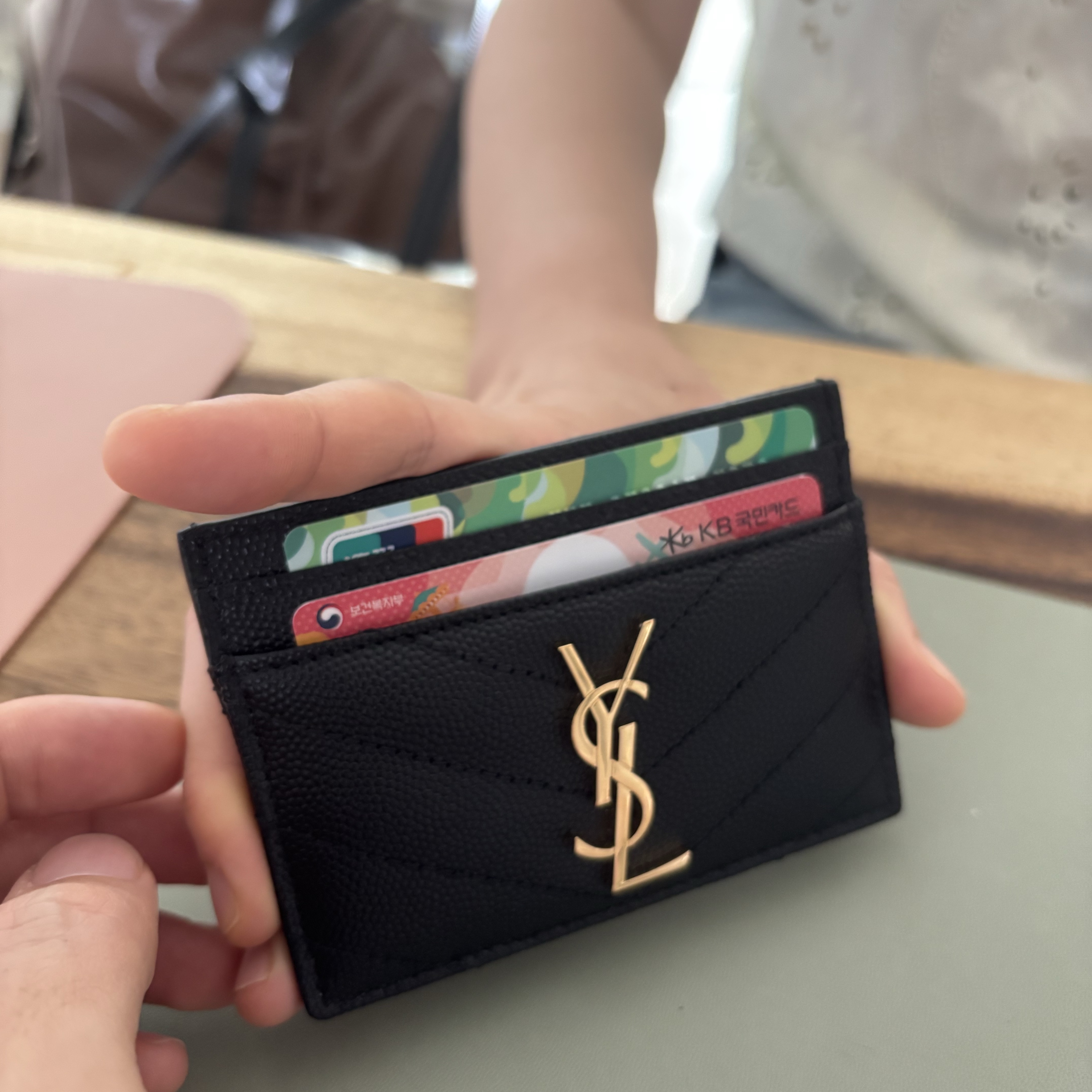 Saint Laurent Cassandre Matelasse Card Case in Grain De Poudre Embossed Leather Black 착용 스타일 - 1