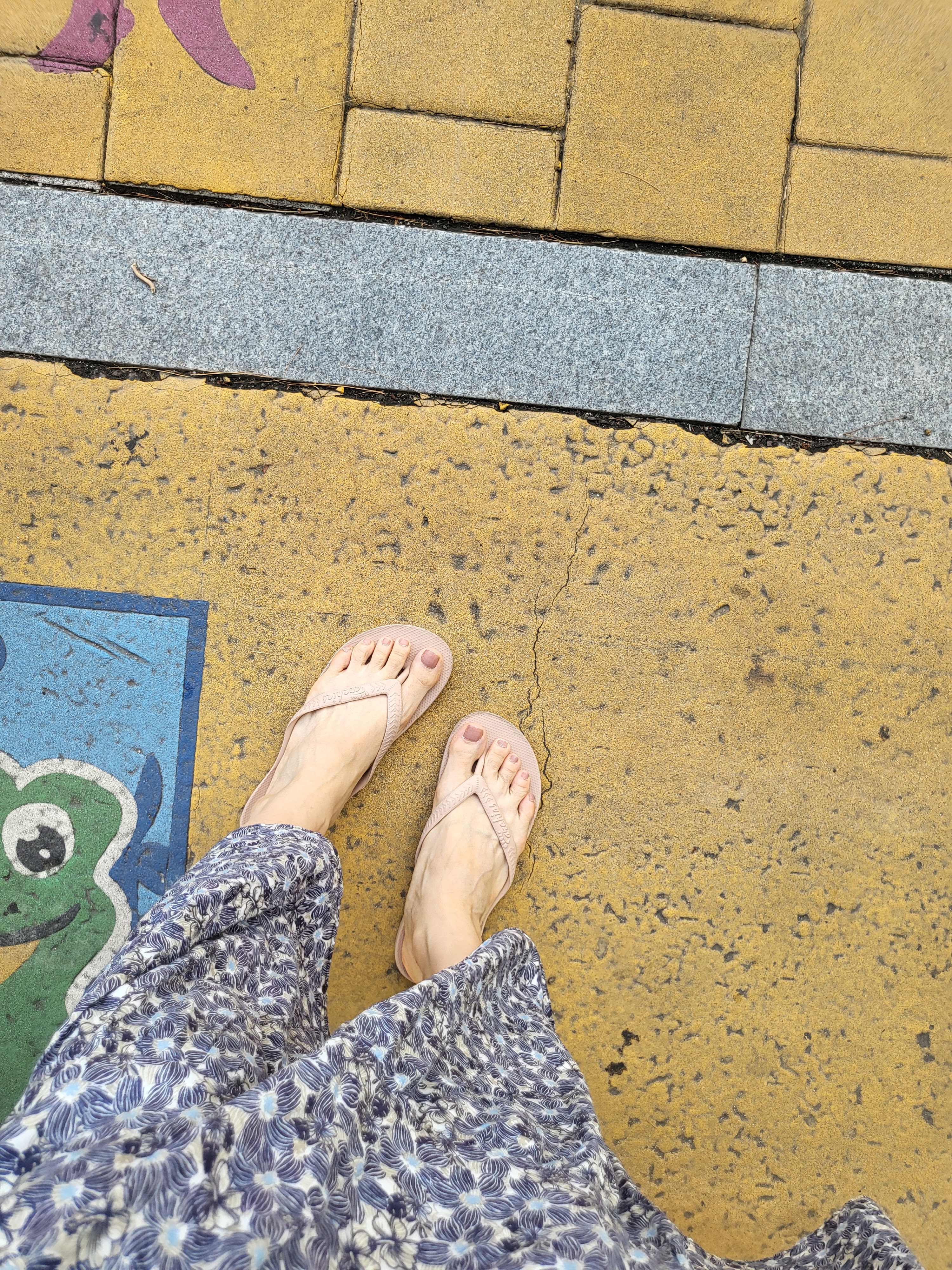 ARCHIES Arch Support Flip Flops Tan 착용 스타일