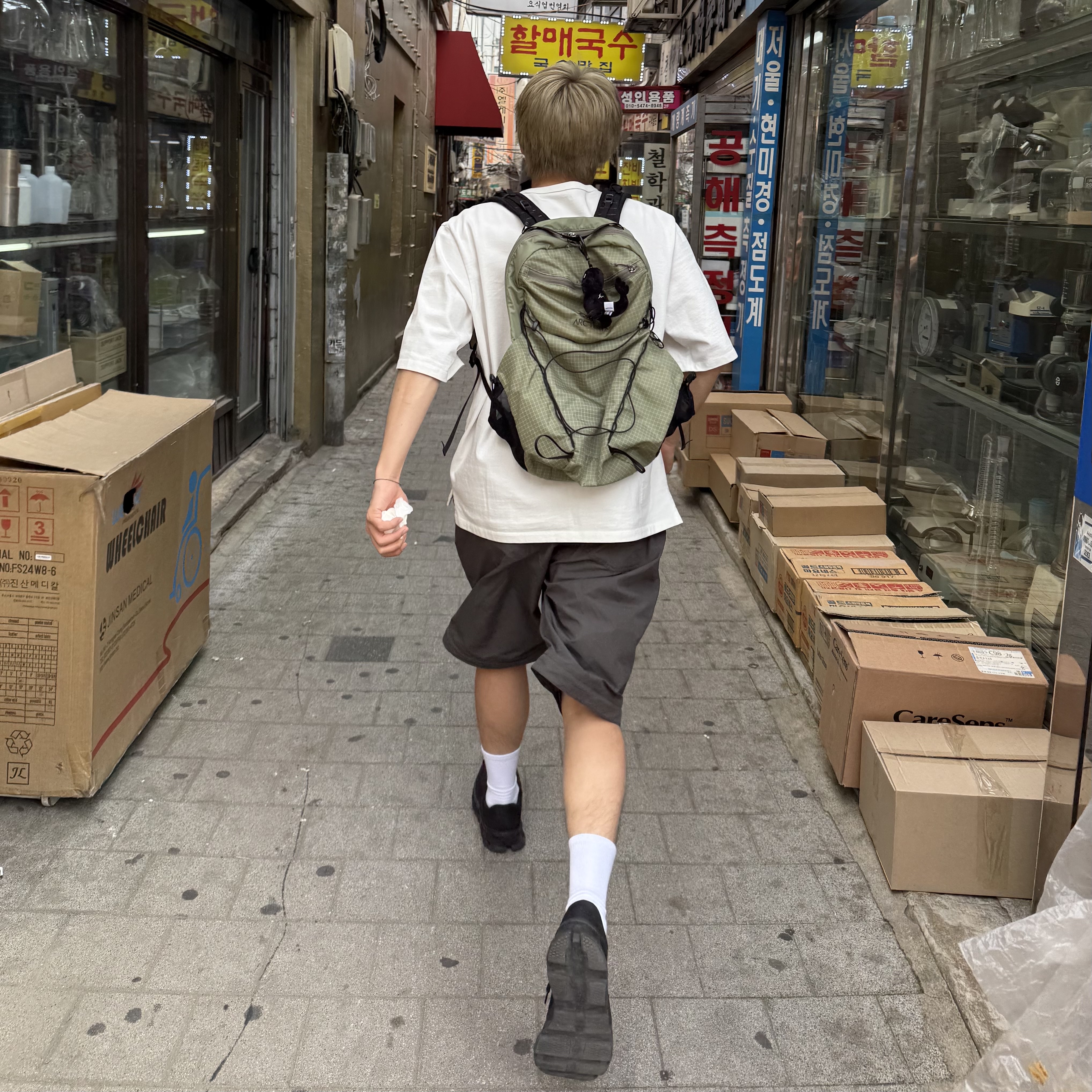Arc'teryx Aerios 18 Backpack Chloris Forage 착용 스타일 - 1