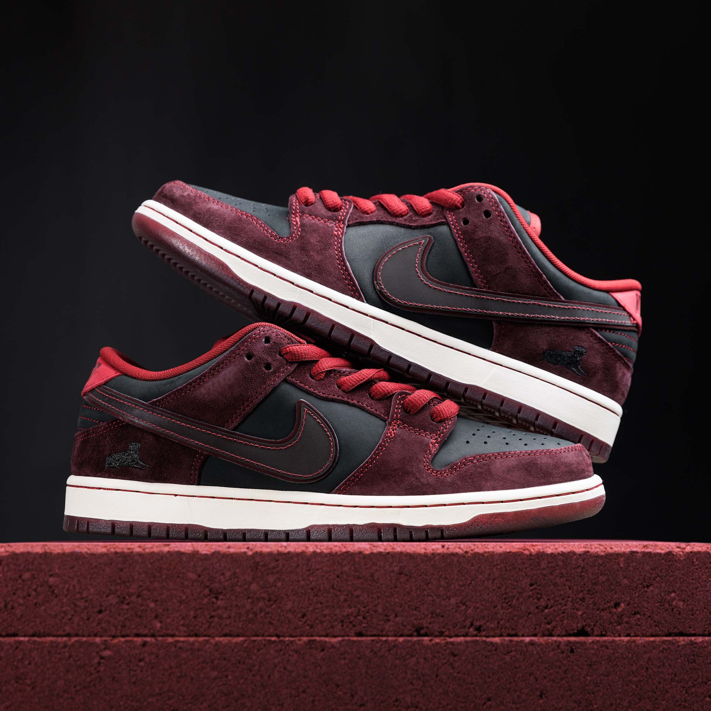 Nike x Riot Skateshop SB Dunk Low Pro Mahogany and Team Red 착용 스타일 - 2