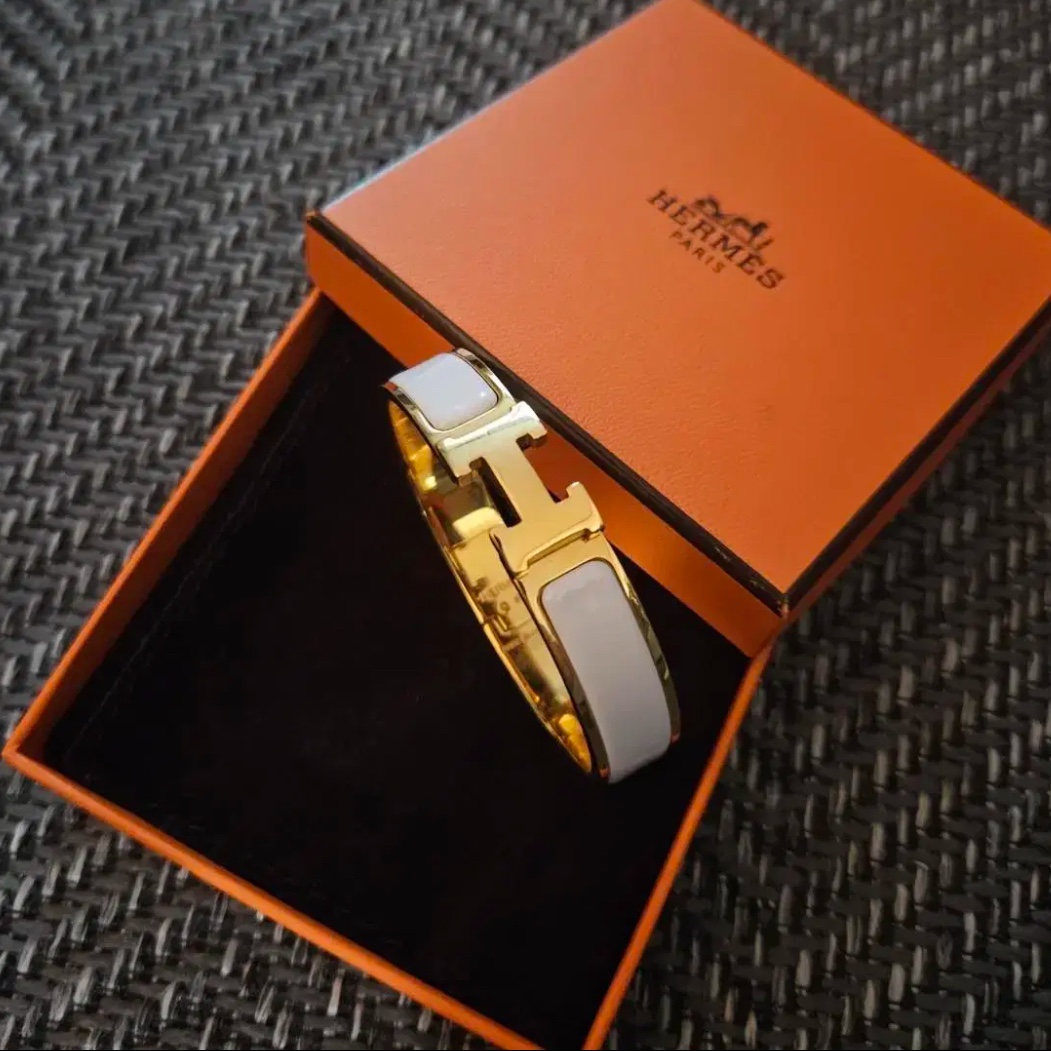 (W) Hermes Clic H Bracelet Rose Gold & Blanc 착용 스타일