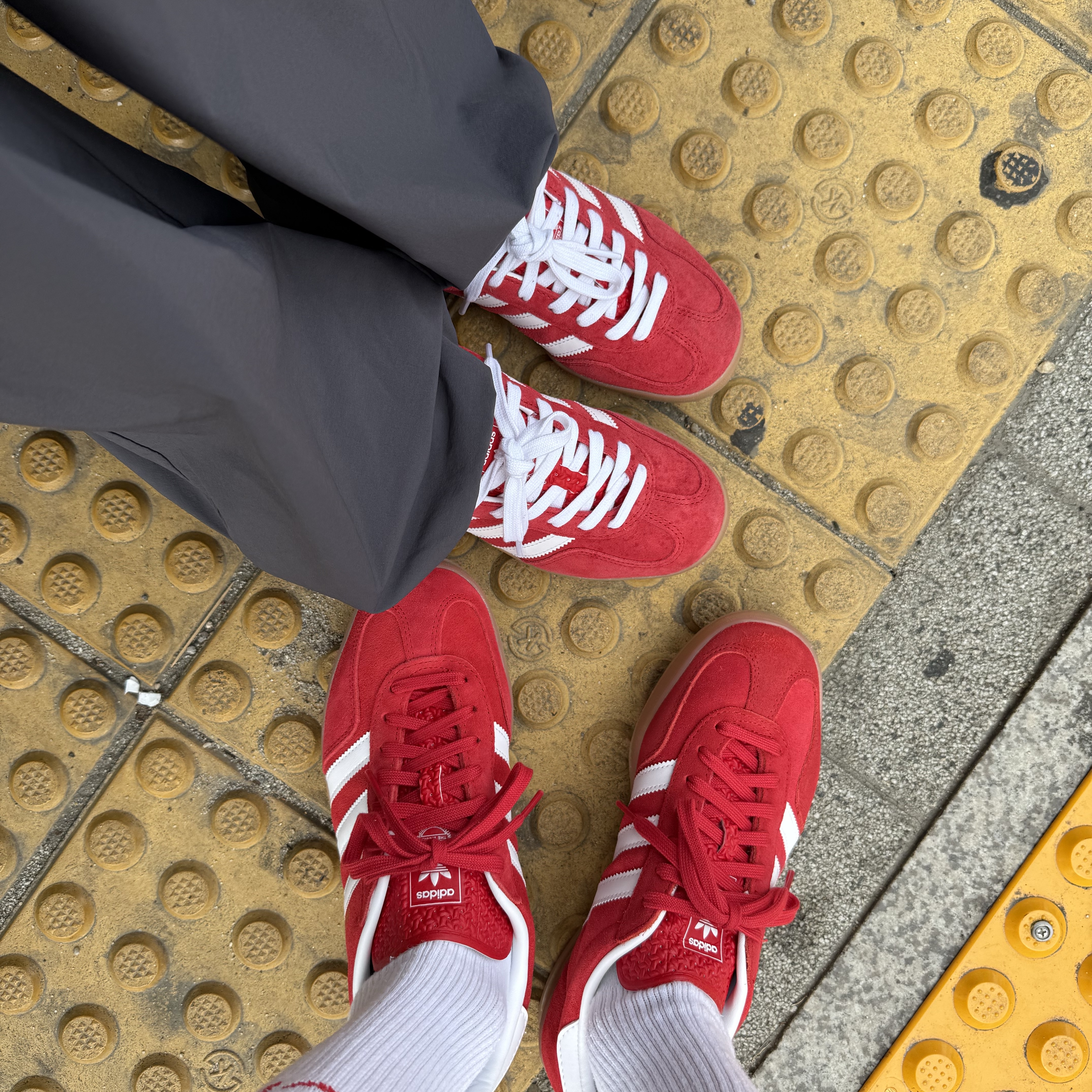 Adidas Gazelle Indoor Better Scarlet Cloud White 착용 스타일 - 1