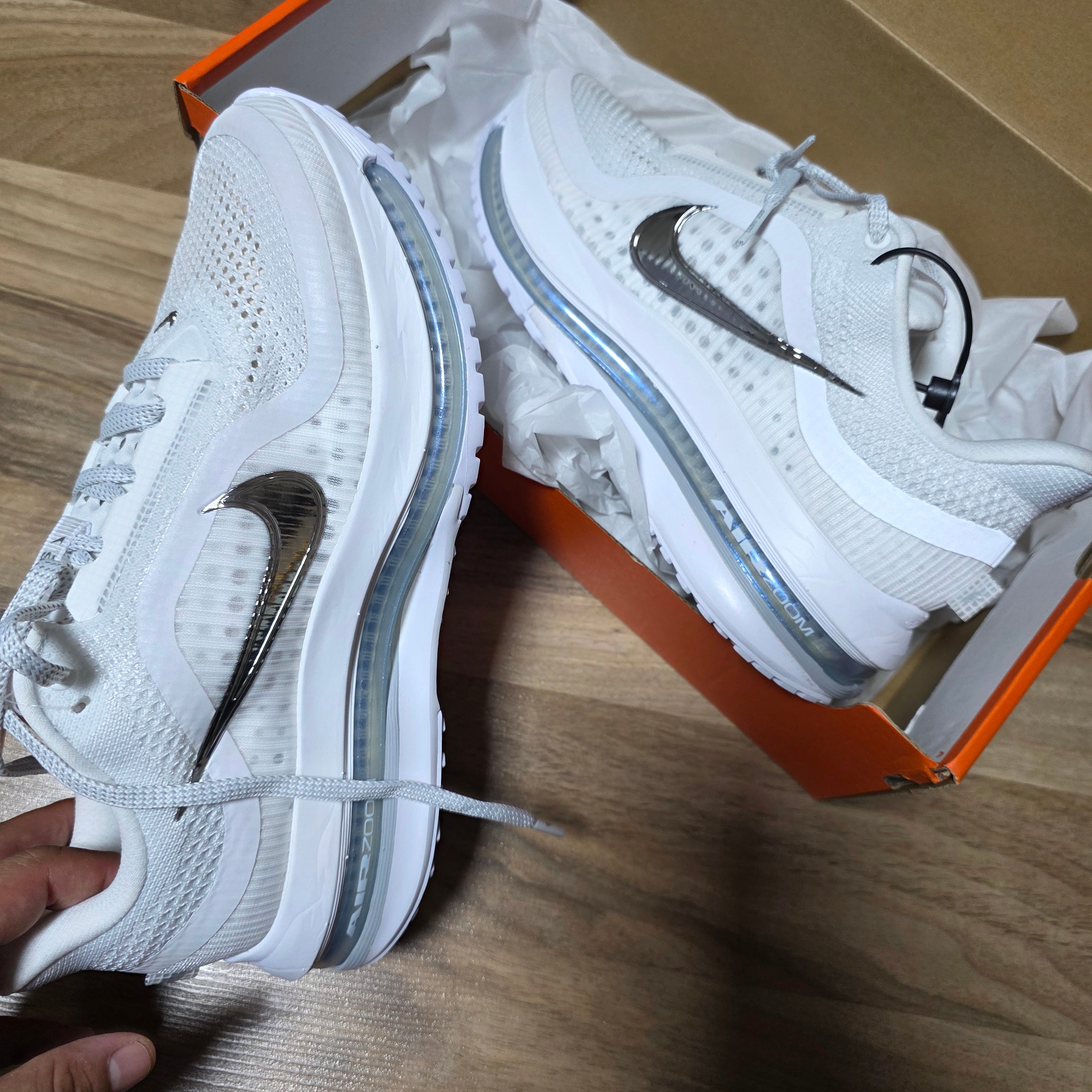 Nike Pegasus Premium White Metallic Silver 착용 스타일