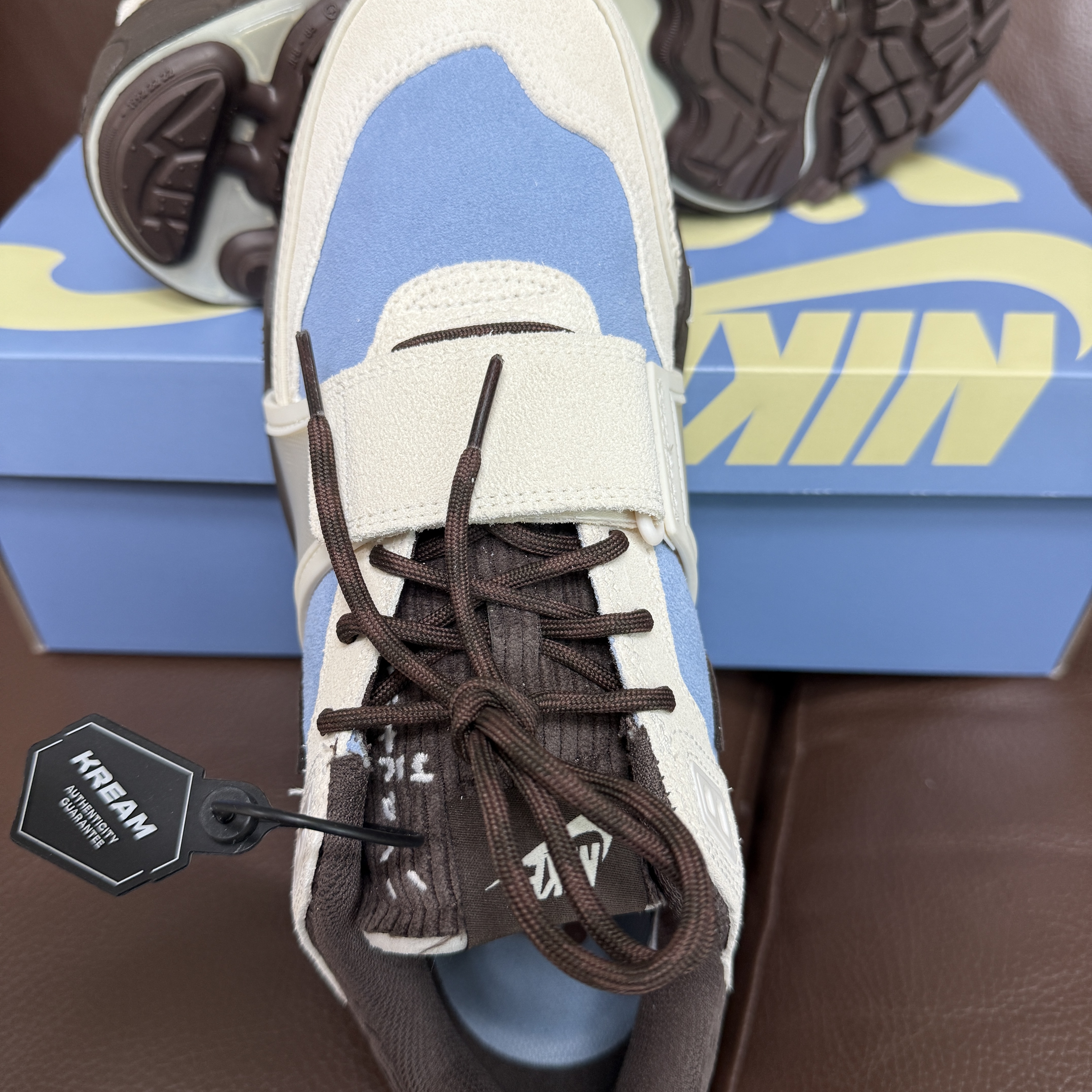 Nike x Travis Scott Zoom Field Jaxx Pale Ivory and Leche Blue 착용 스타일 - 3