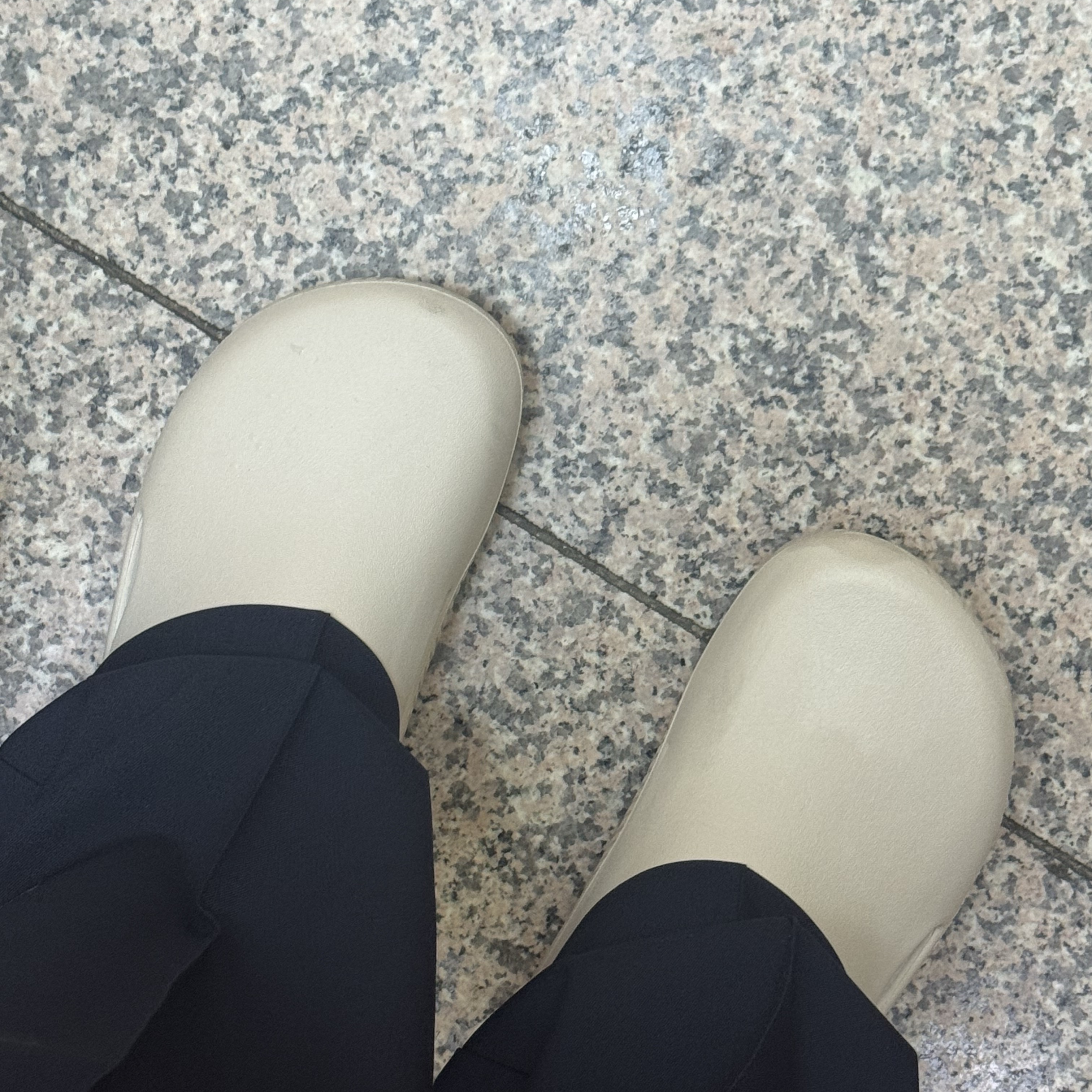 Crocs Mellow Recovery Clog Stucco 착용 스타일