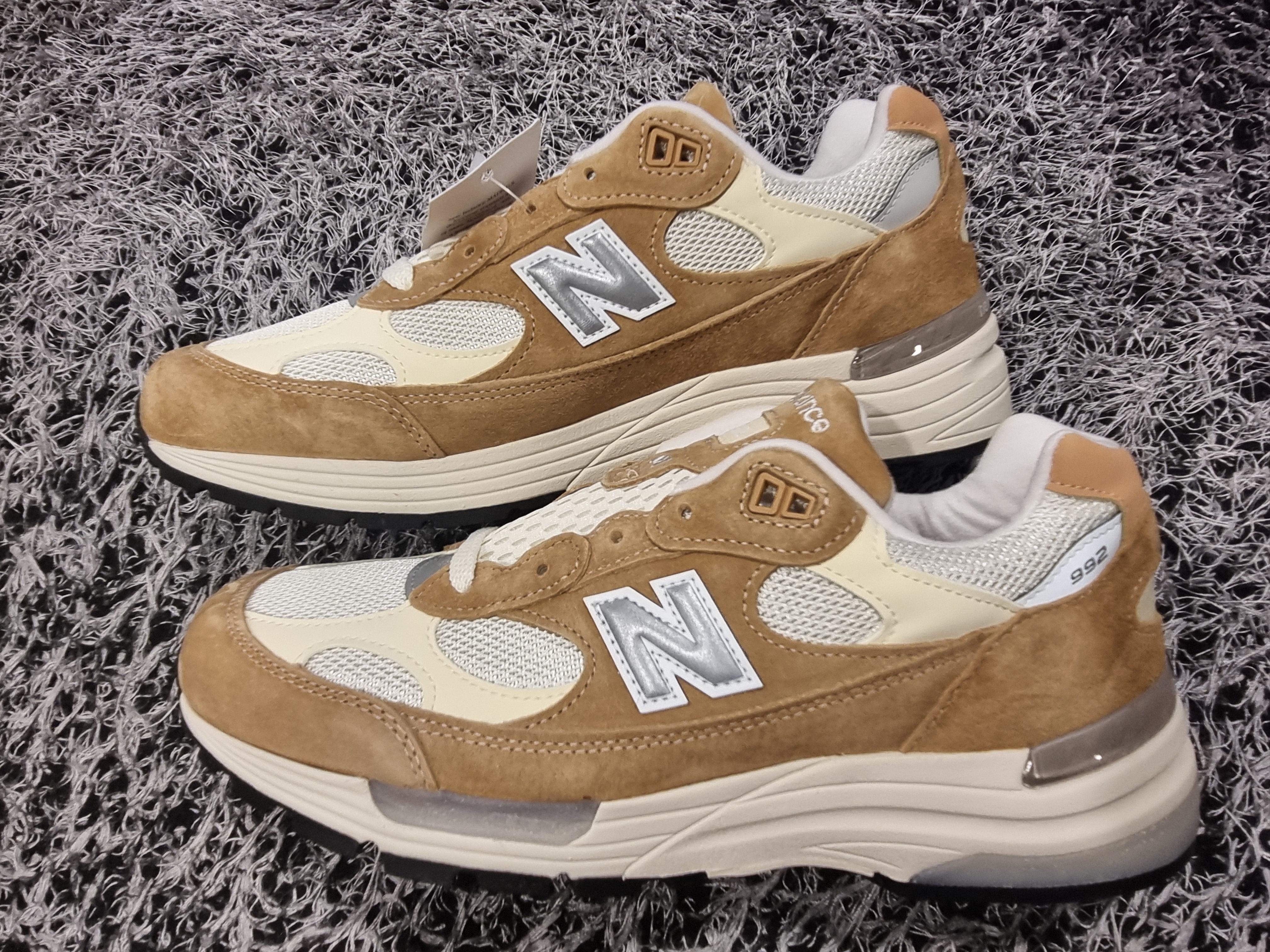 New Balance 992 Made in USA Sweet Caramel Calcium 착용 스타일 - 3