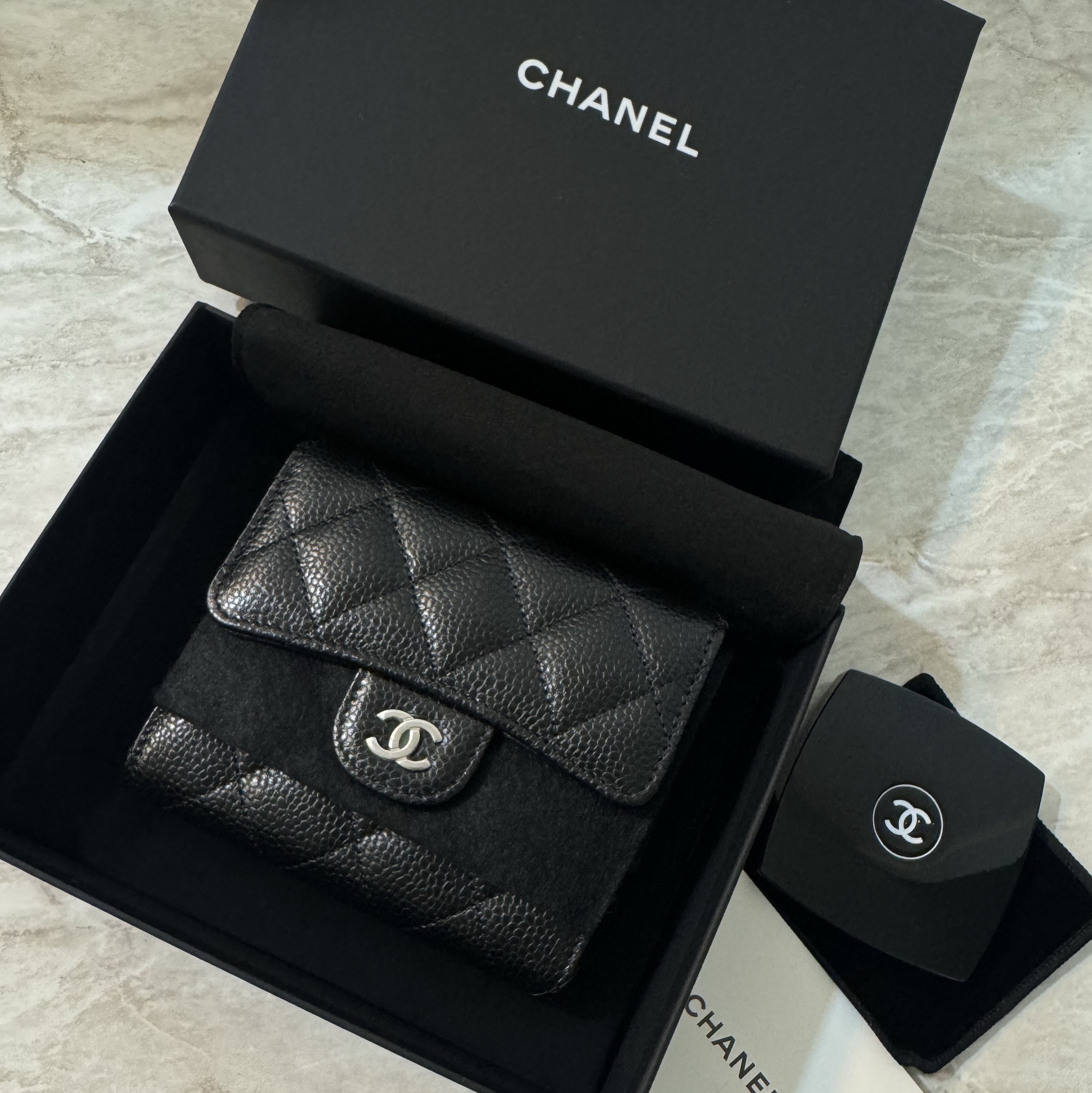 Chanel Miroir Double Facette, Chanel Small Classic Flap Wallet Grained Calfskin & Silver Black 착용 스타일