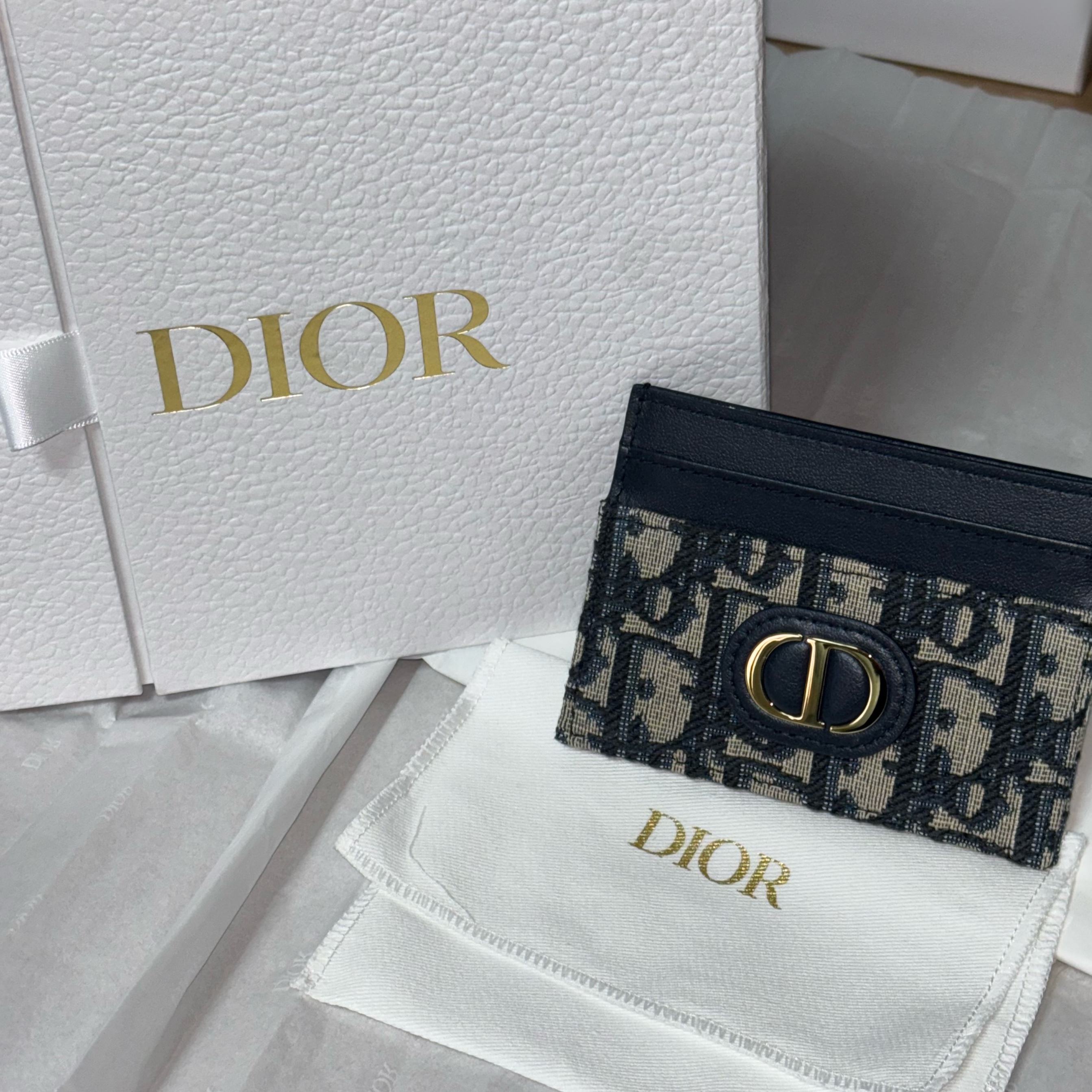 Dior 30 Montaigne Five Slot Card Holder Blue Dior Oblique Jacquard 착용 스타일