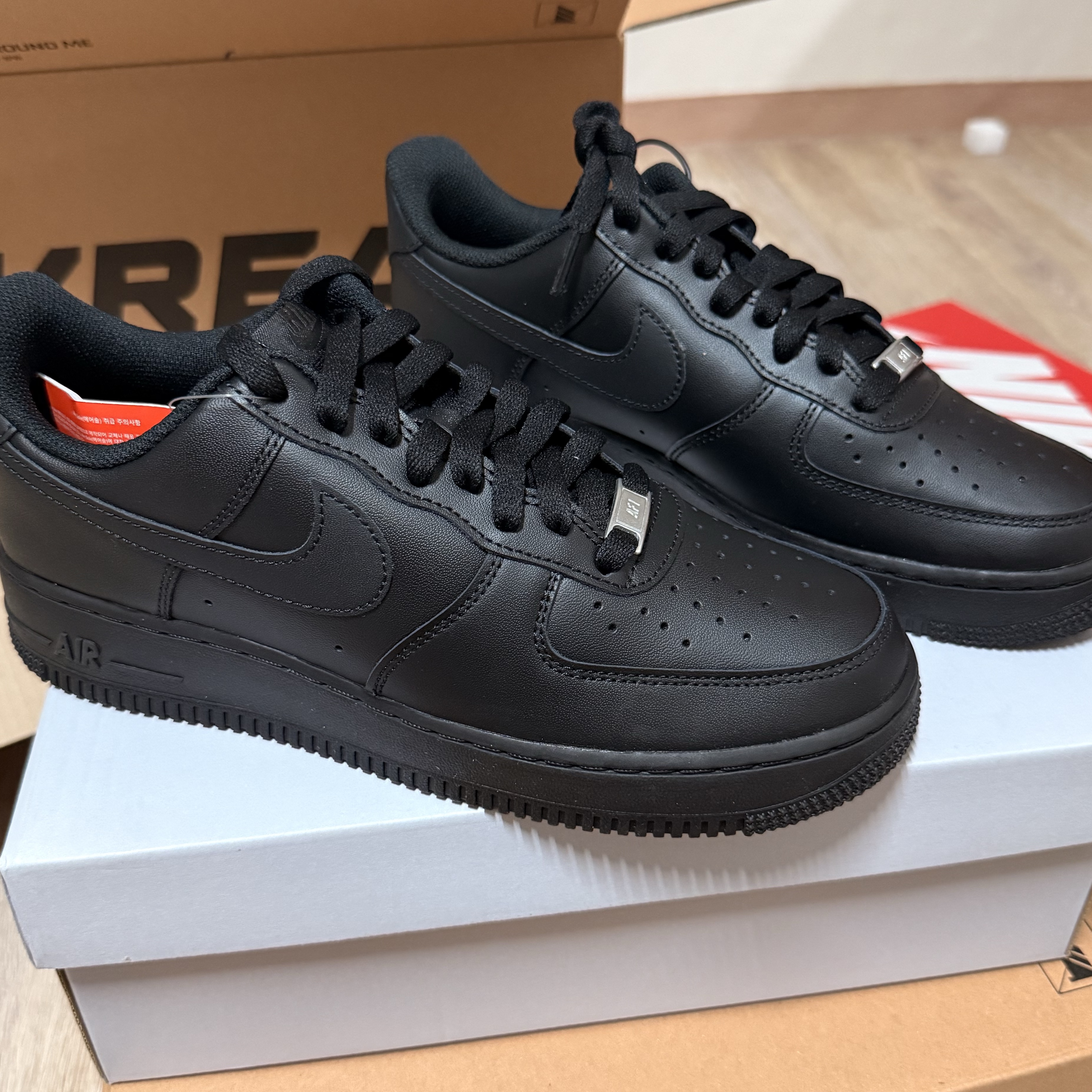 Nike Air Force 1 '07 Low Triple Black 착용 스타일