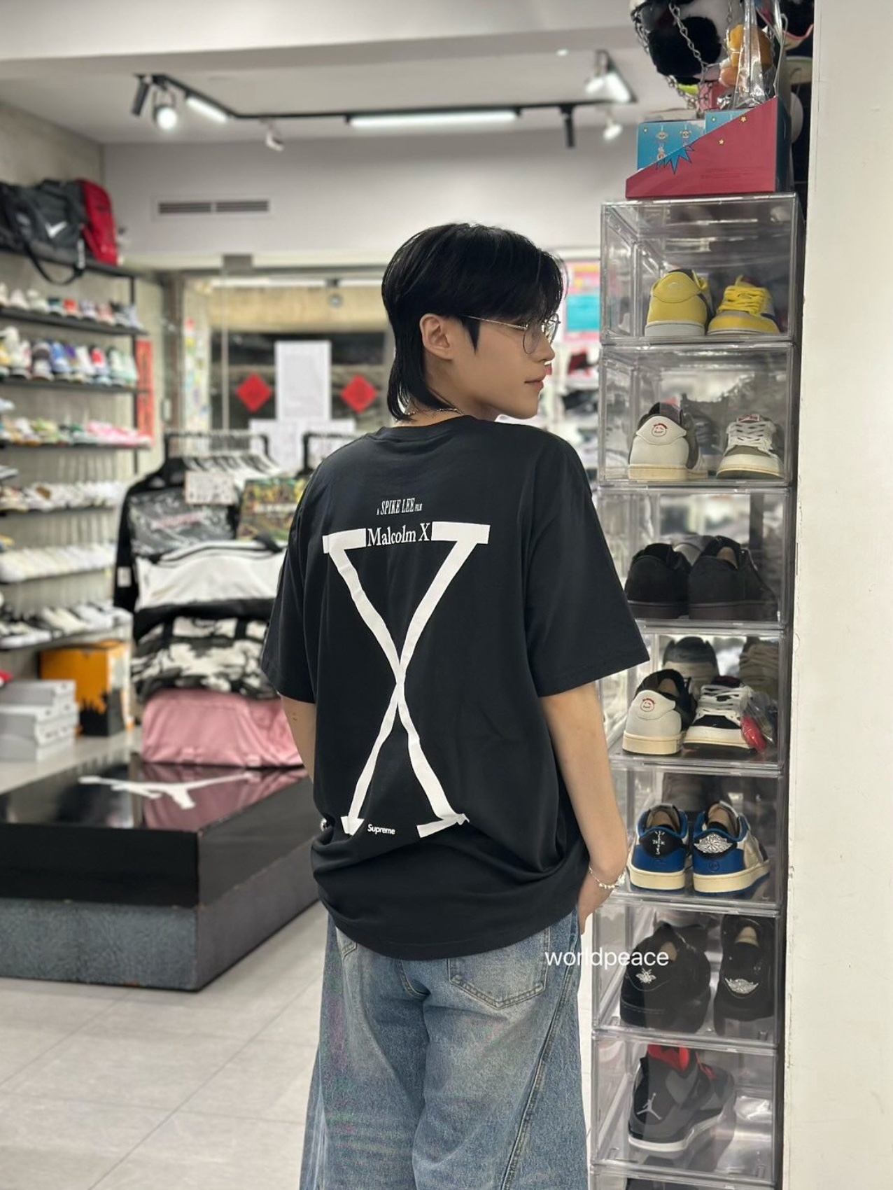 Supreme x 40 Acres Malcolm X T-Shirt Black - 25SS, Supreme x 40 Acres Malcolm X T-Shirt White - 25SS 착용 스타일 - 1