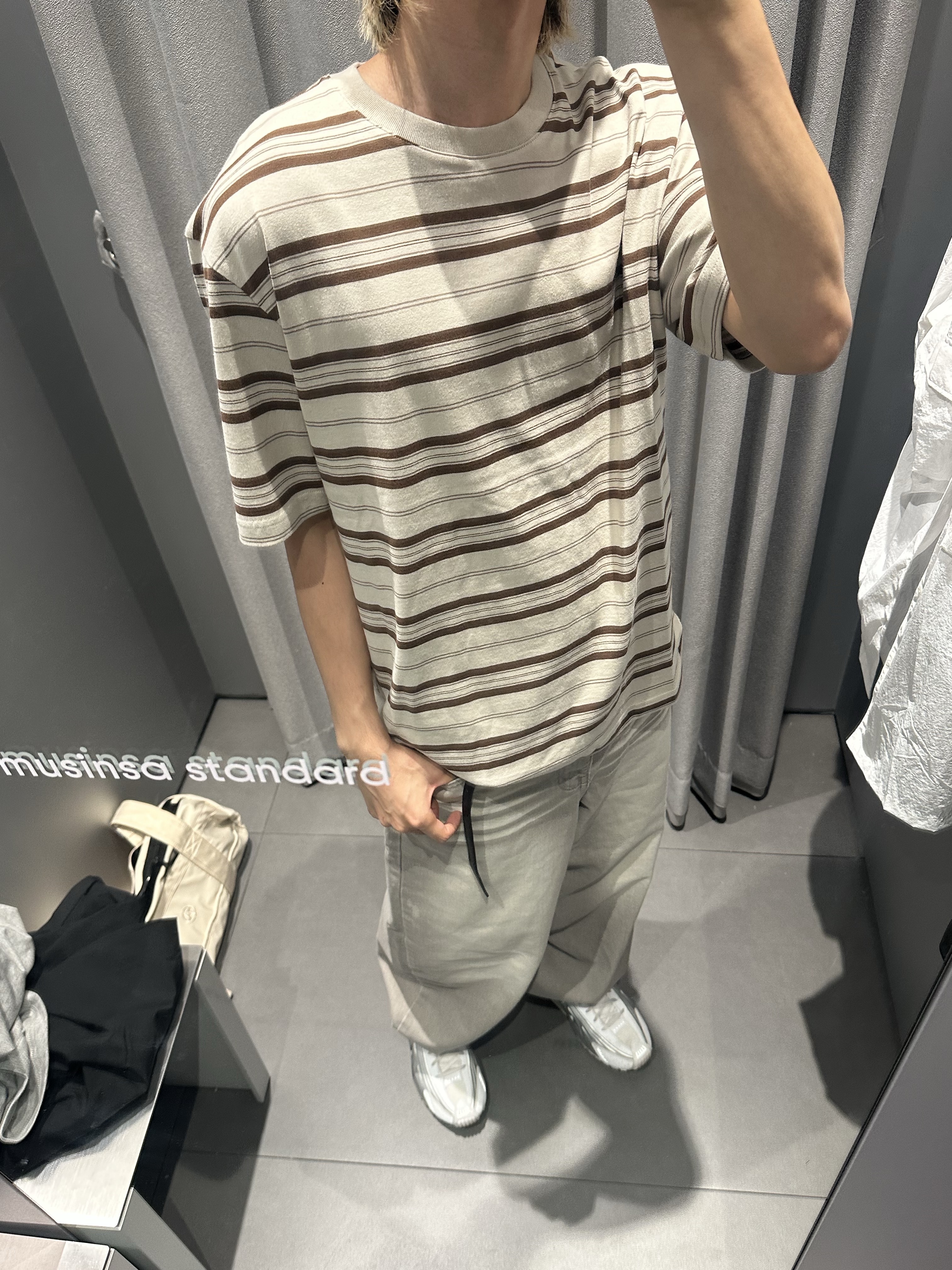 (W) Nike Shox R4 White Metallic Silver 착용 스타일 - 3