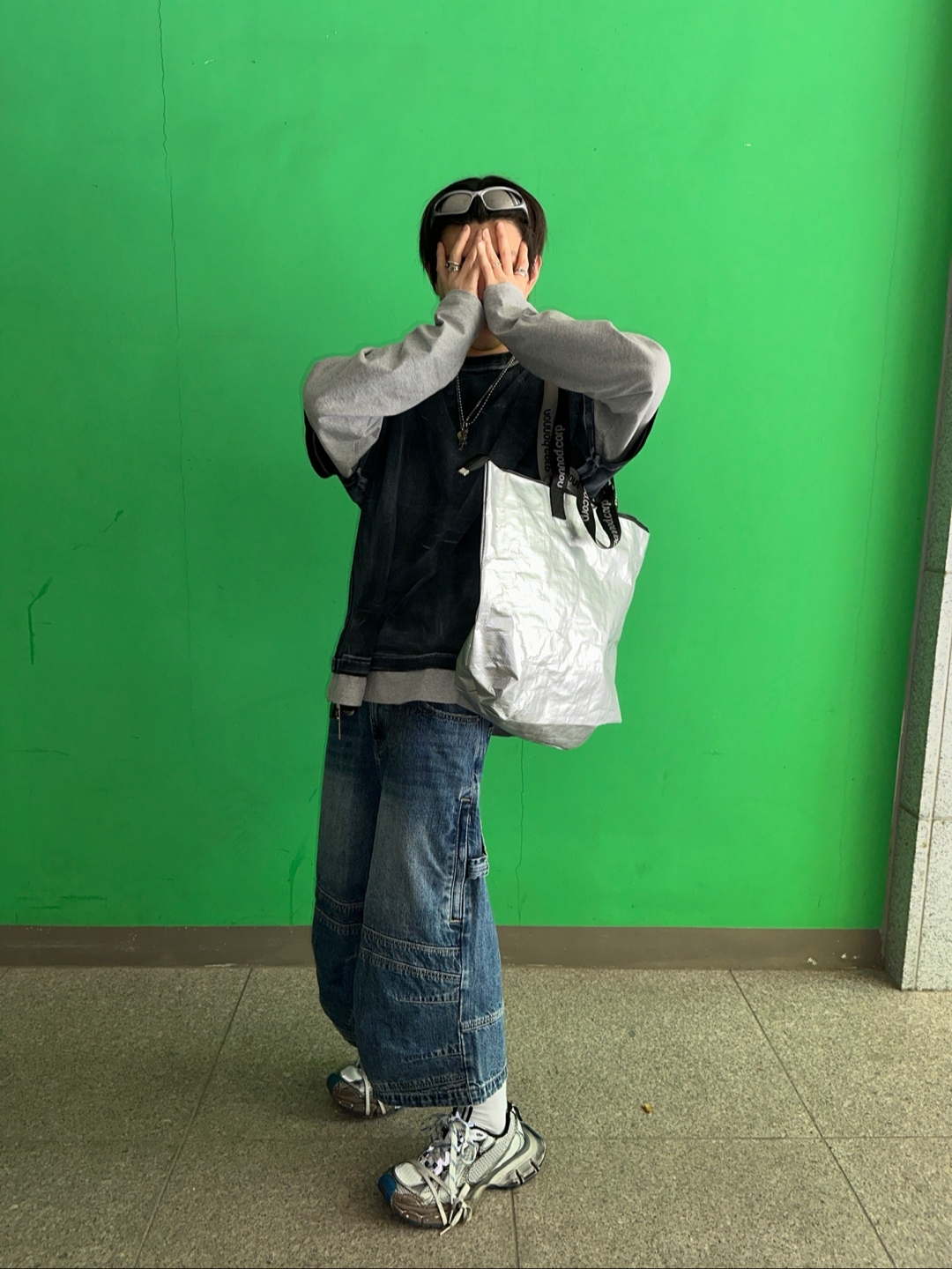 ROARINGRAD Carpenter Bermuda Denim Pants Blue 착용 스타일