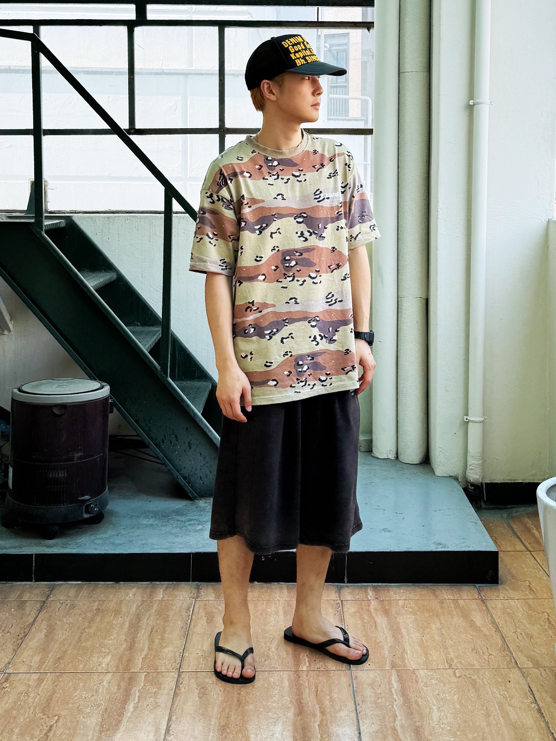 QT8 GARMENTS Simple Logo Chocolate Chip Camo Tee Beige, QT8 GARMENTS AQ Washed Wide Bermuda Sweat Shorts Black 착용 스타일 - 1