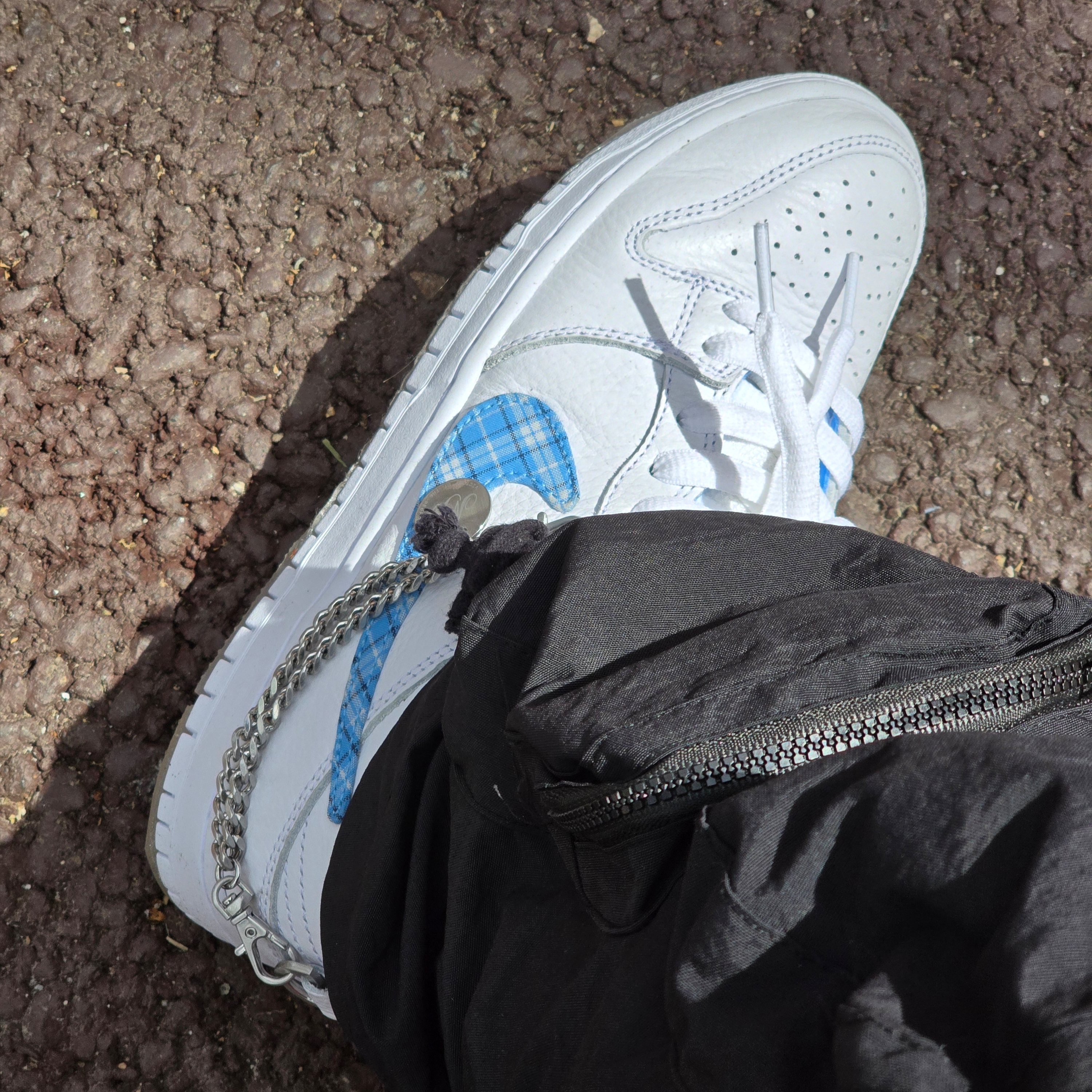 Nike x Nicole Hause SB Dunk Low Pro White and University Blue 착용 스타일