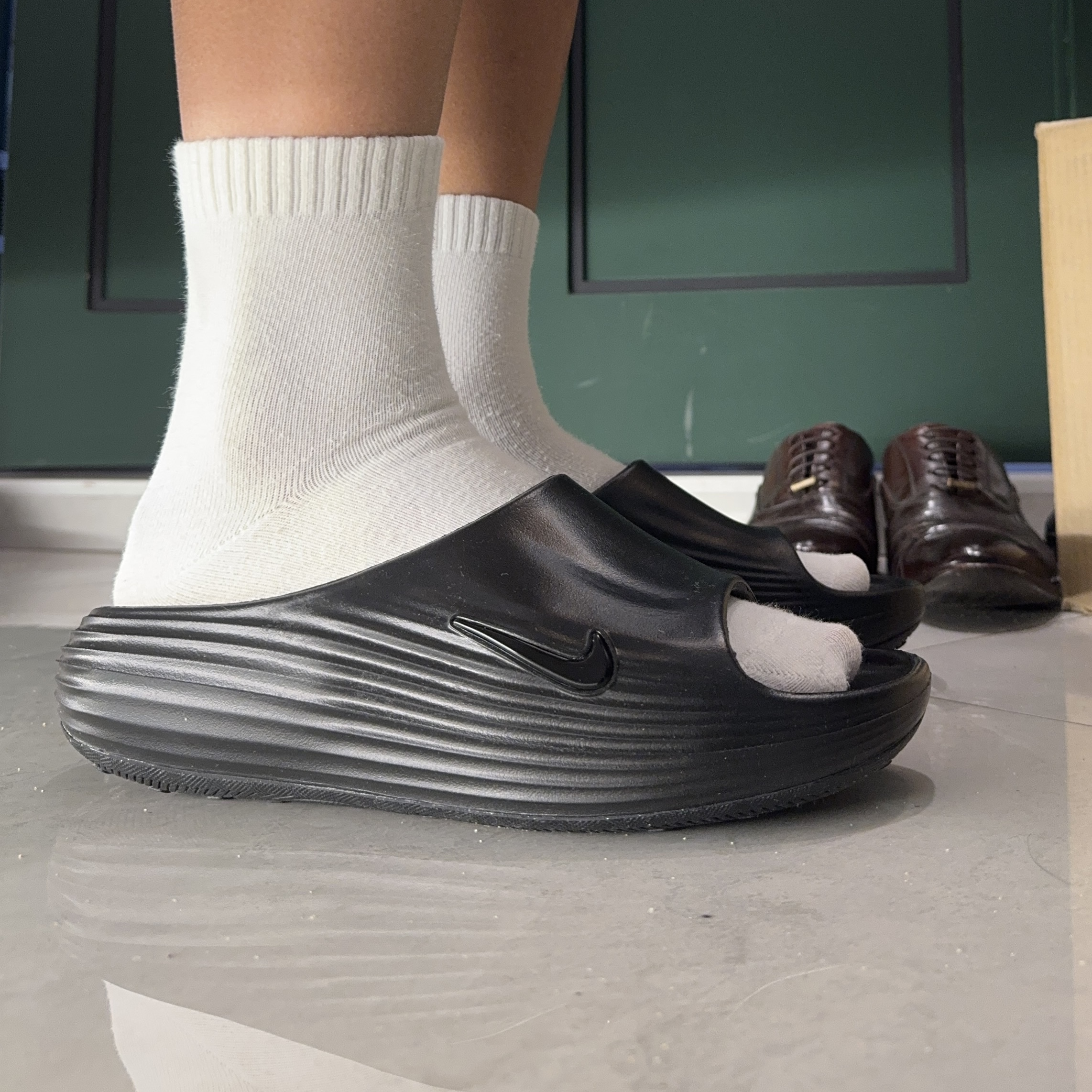 Nike ReactX Rejuven8 Slide Black 착용 스타일
