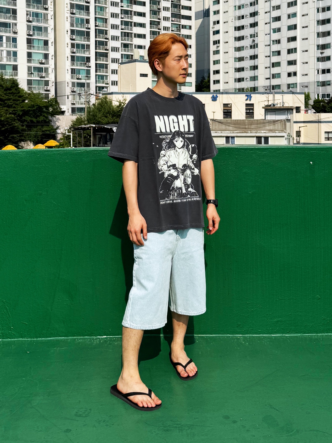 QT8 GARMENTS Night Drive Pigment Washed Tee Charcoal, QT8 GARMENTS Denim Wide Bermuda Shorts Ice Blue 착용 스타일 - 1