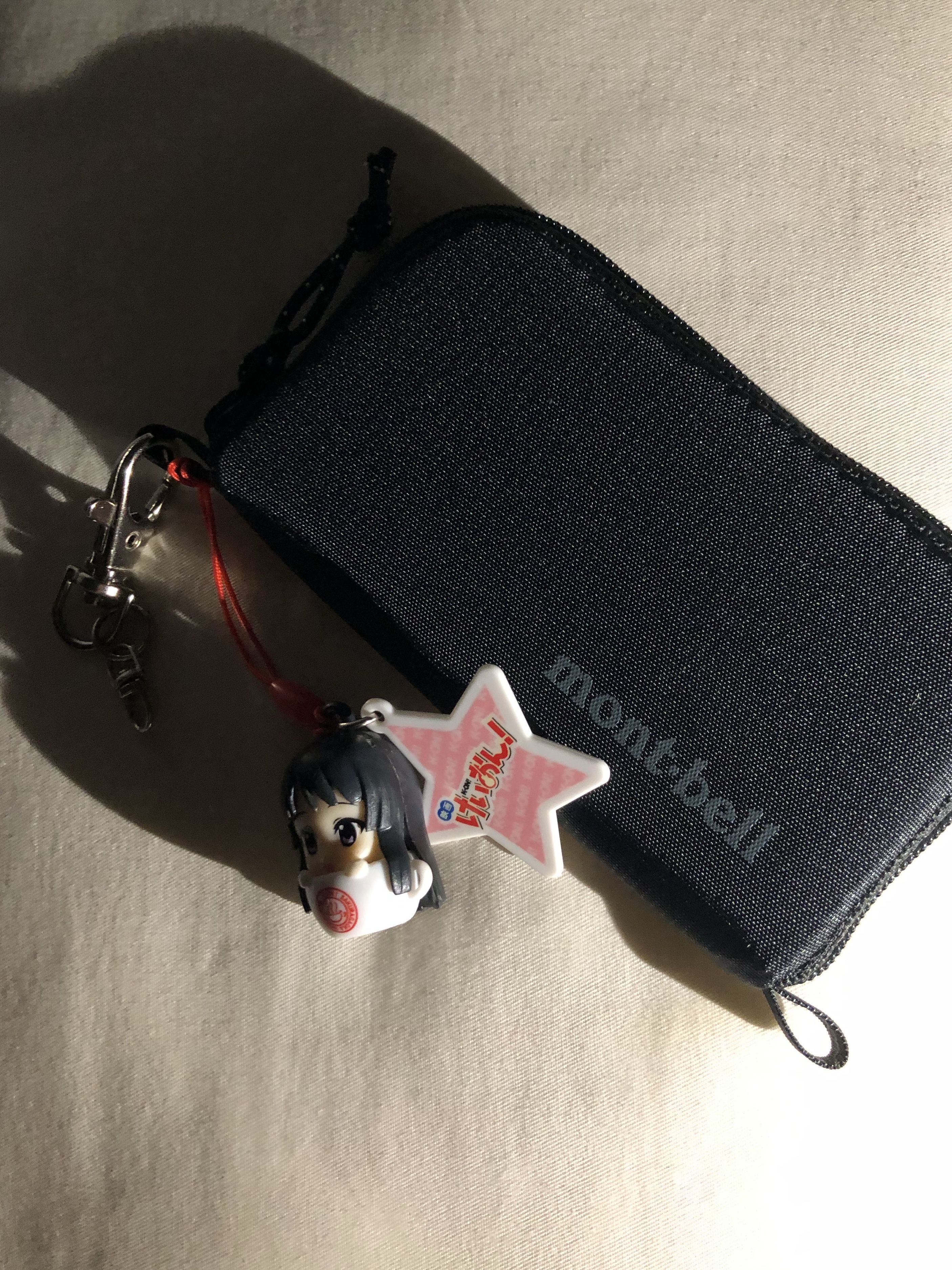 Montbell Mini Zip Wallet Black 착용 스타일