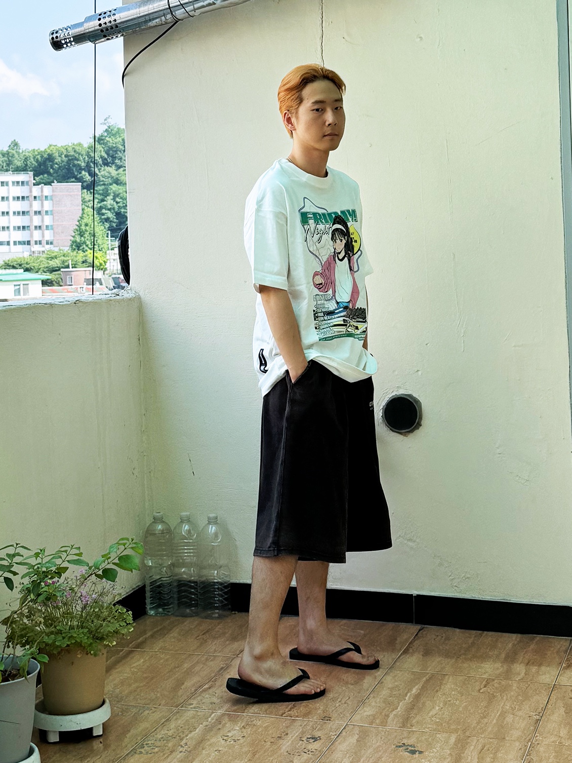 QT8 GARMENTS Friday Night Tee Ivory, QT8 GARMENTS Washed Wide Bermuda Sweat Shorts Black 착용 스타일 - 2