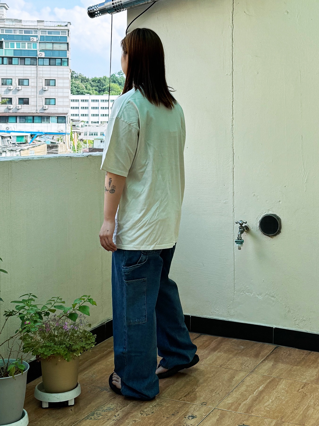 QT8 GARMENTS Bones EC Washed Tee Ecru, QT8 Garments TL Denim Carpenter Pant Deep Blue 착용 스타일 - 3