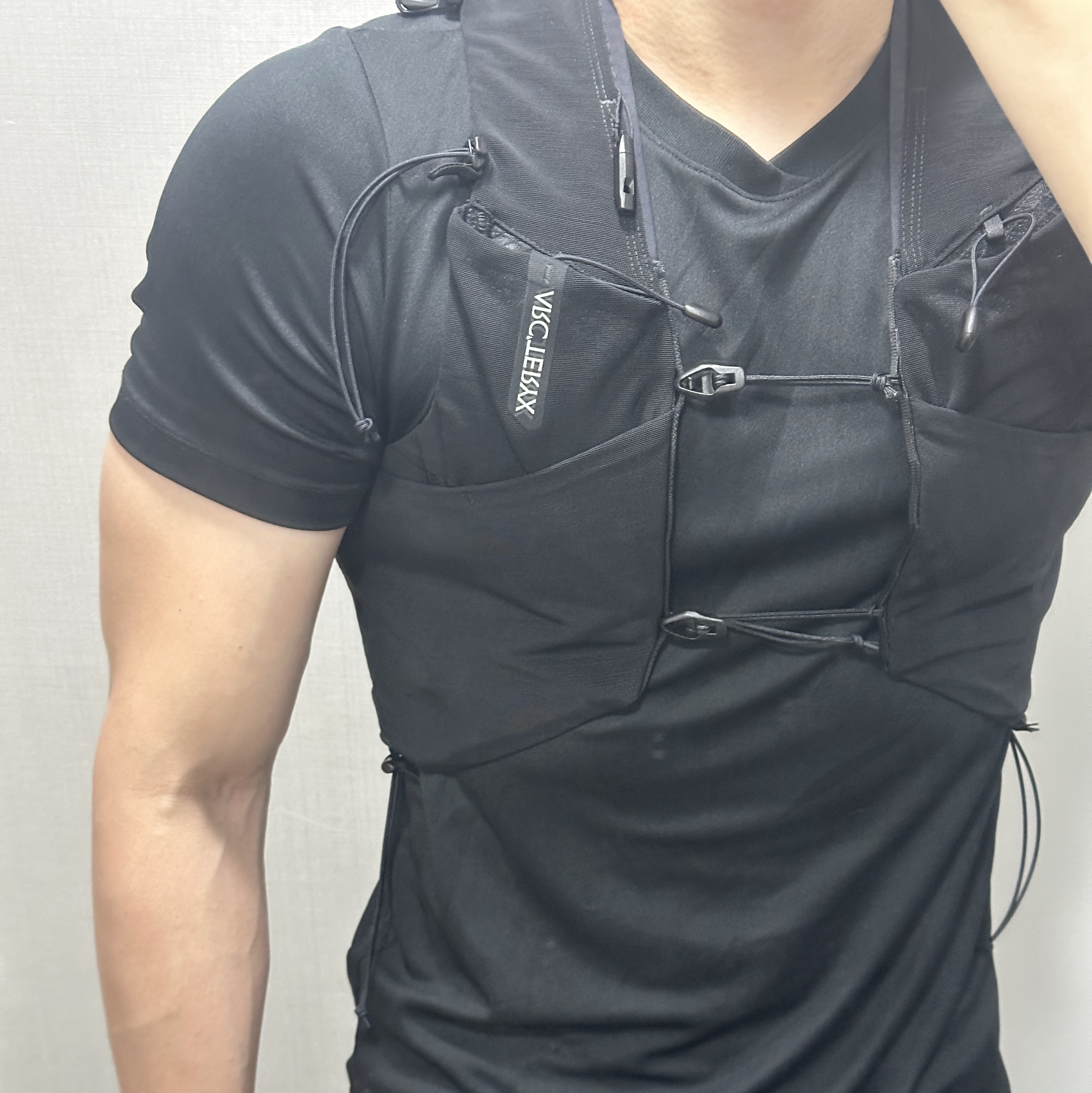 Arc'teryx Norvan 7 Vest Black, Nike Dri-Fit Fitness T-Shirt Black - Asia 착용 스타일 - 1