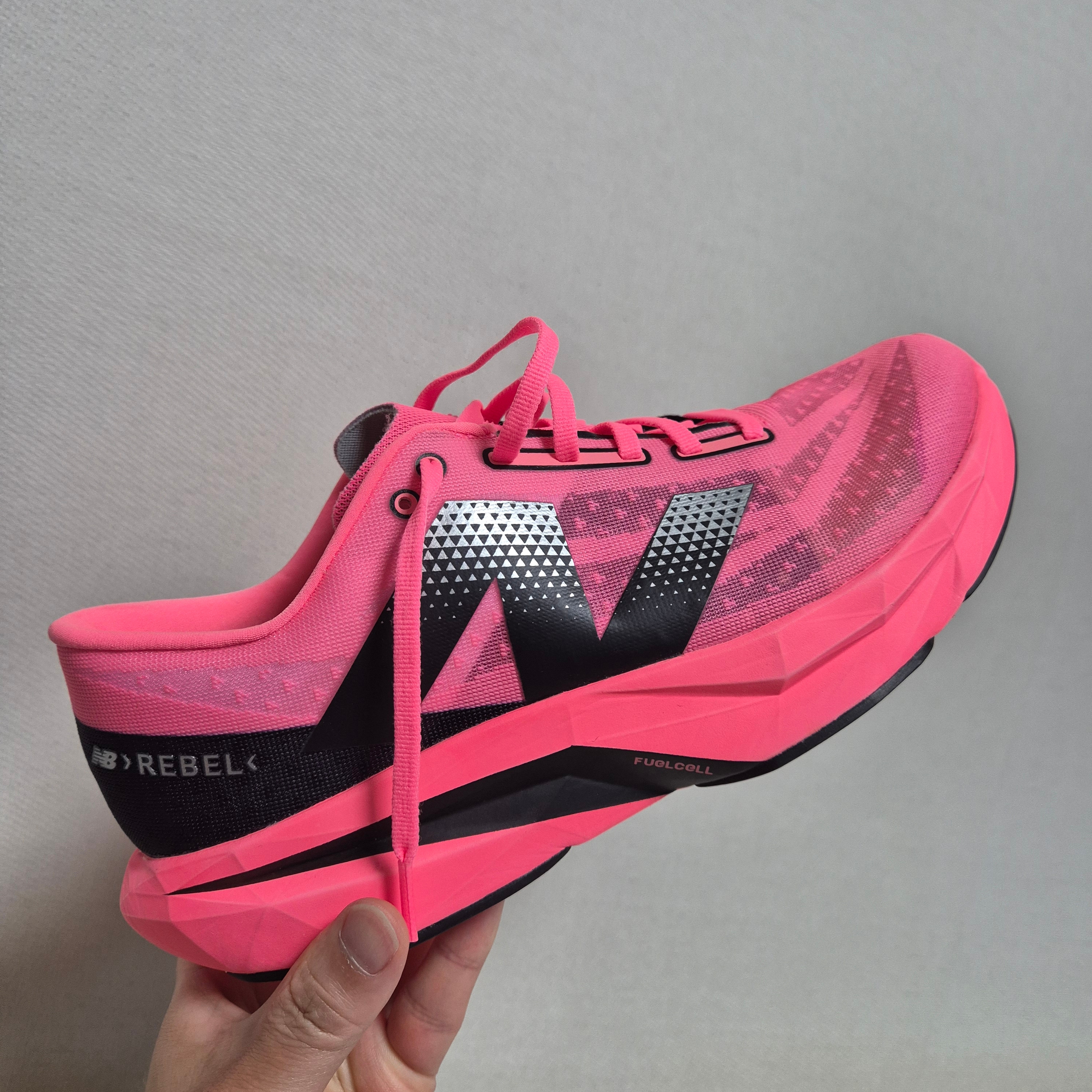 New Balance Fuelcell Rebel v4 Ultra Pink Black - D Standard 착용 스타일