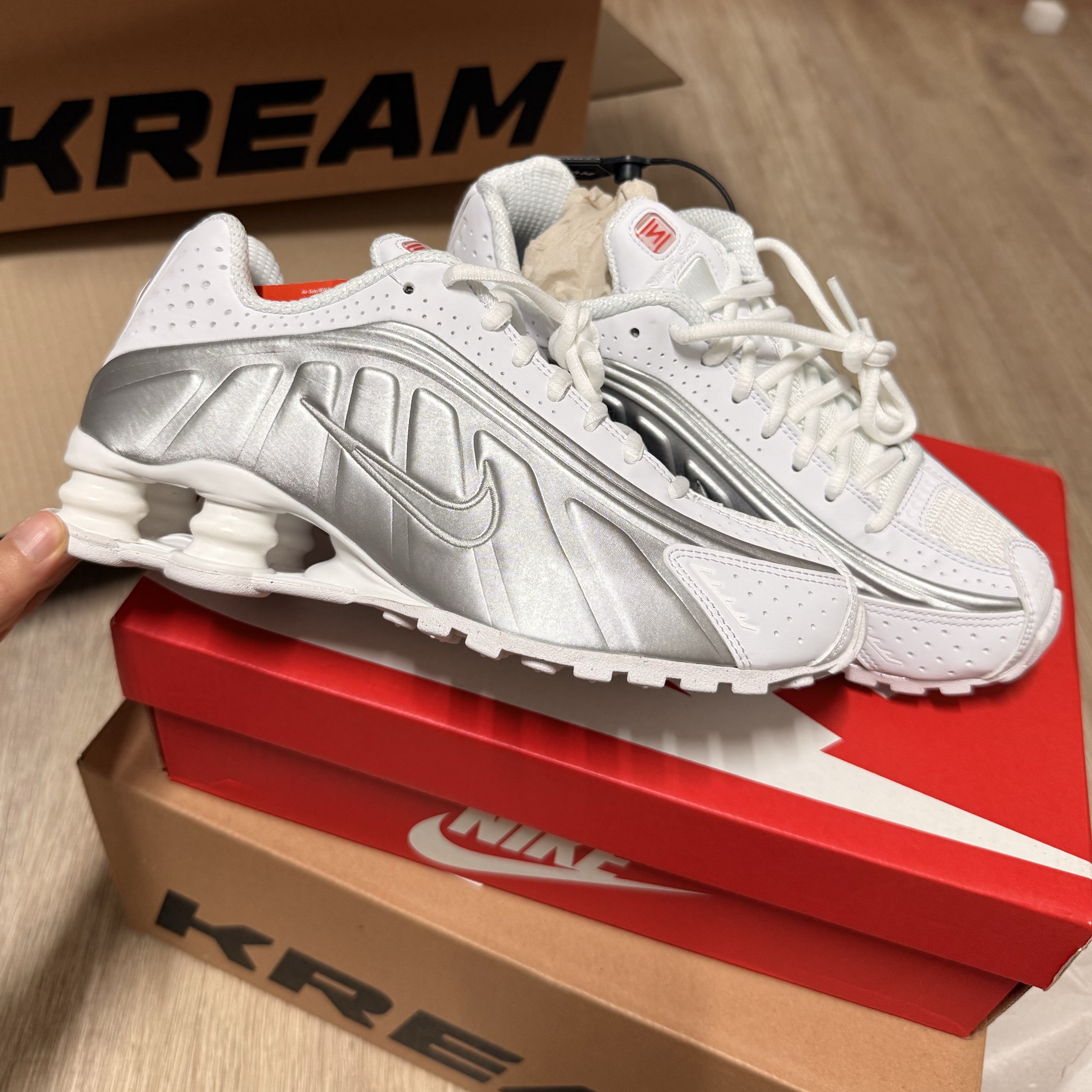 (W) Nike Shox R4 Blue Tint Total Orange, (W) Nike Shox R4 White Metallic Silver 착용 스타일 - 3