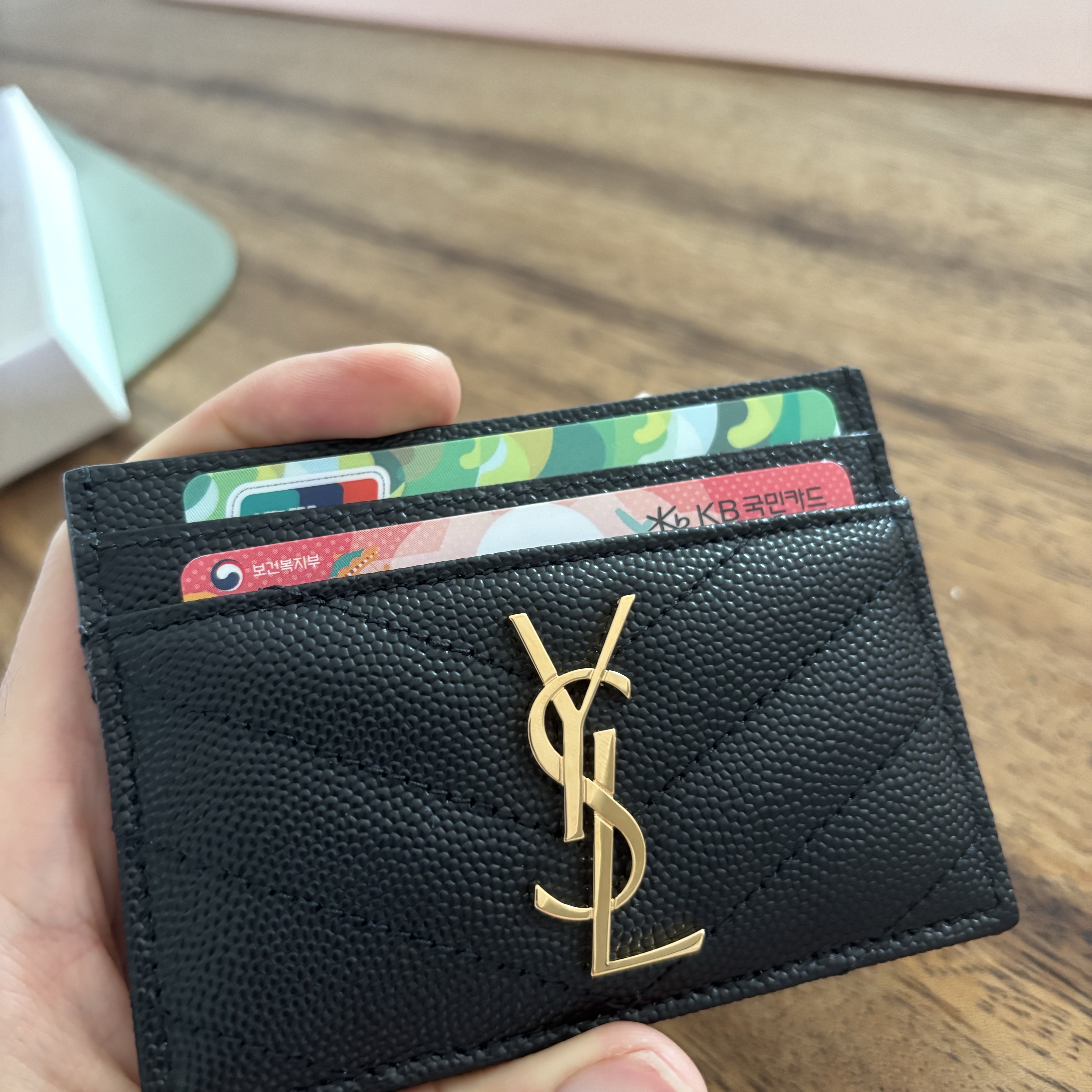 Saint Laurent Cassandre Matelasse Card Case in Grain De Poudre Embossed Leather Black 착용 스타일 - 3