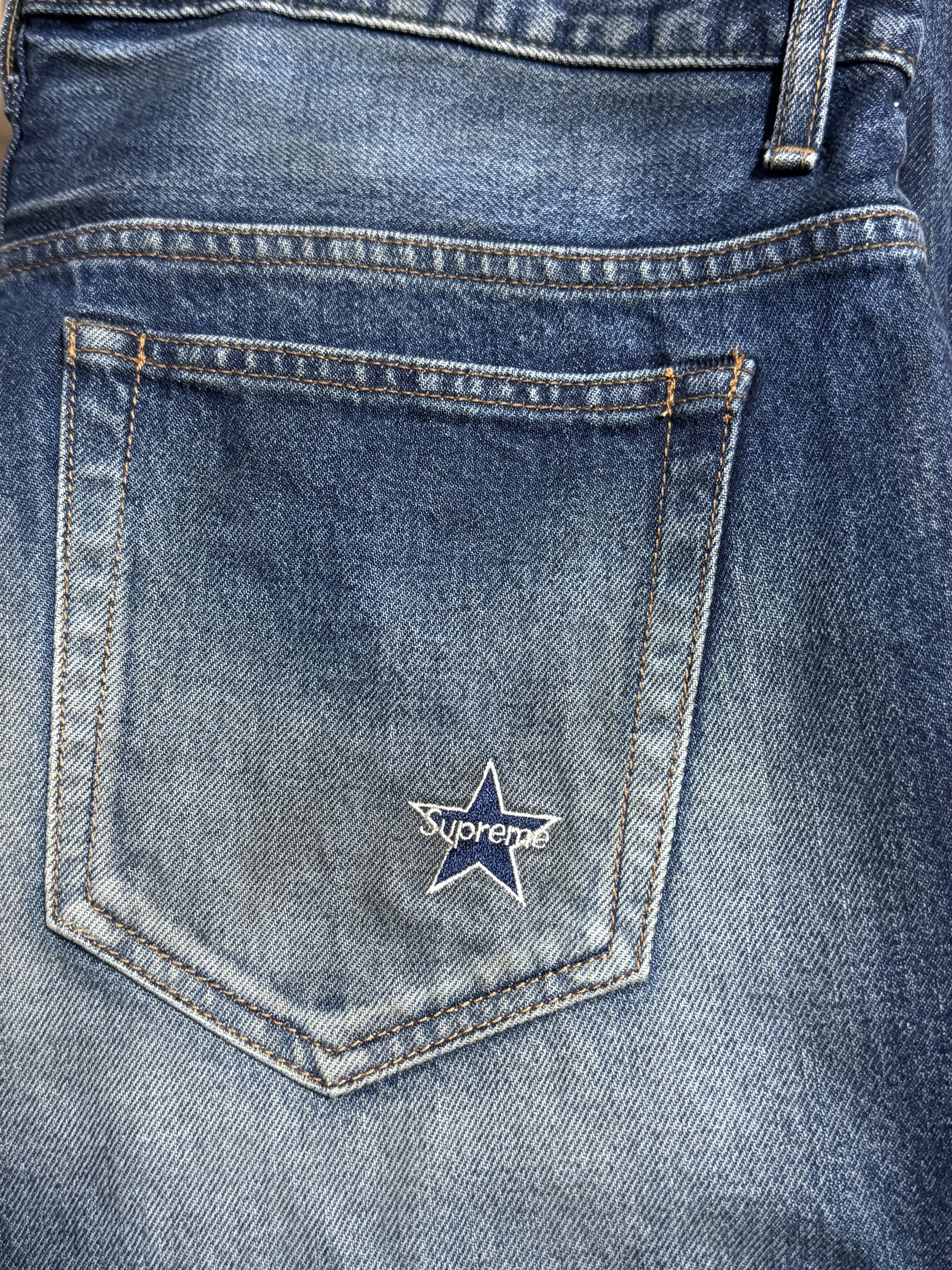 Supreme Distressed Loose Fit Selvedge Jean Washed Indigo - 25SS 착용 스타일