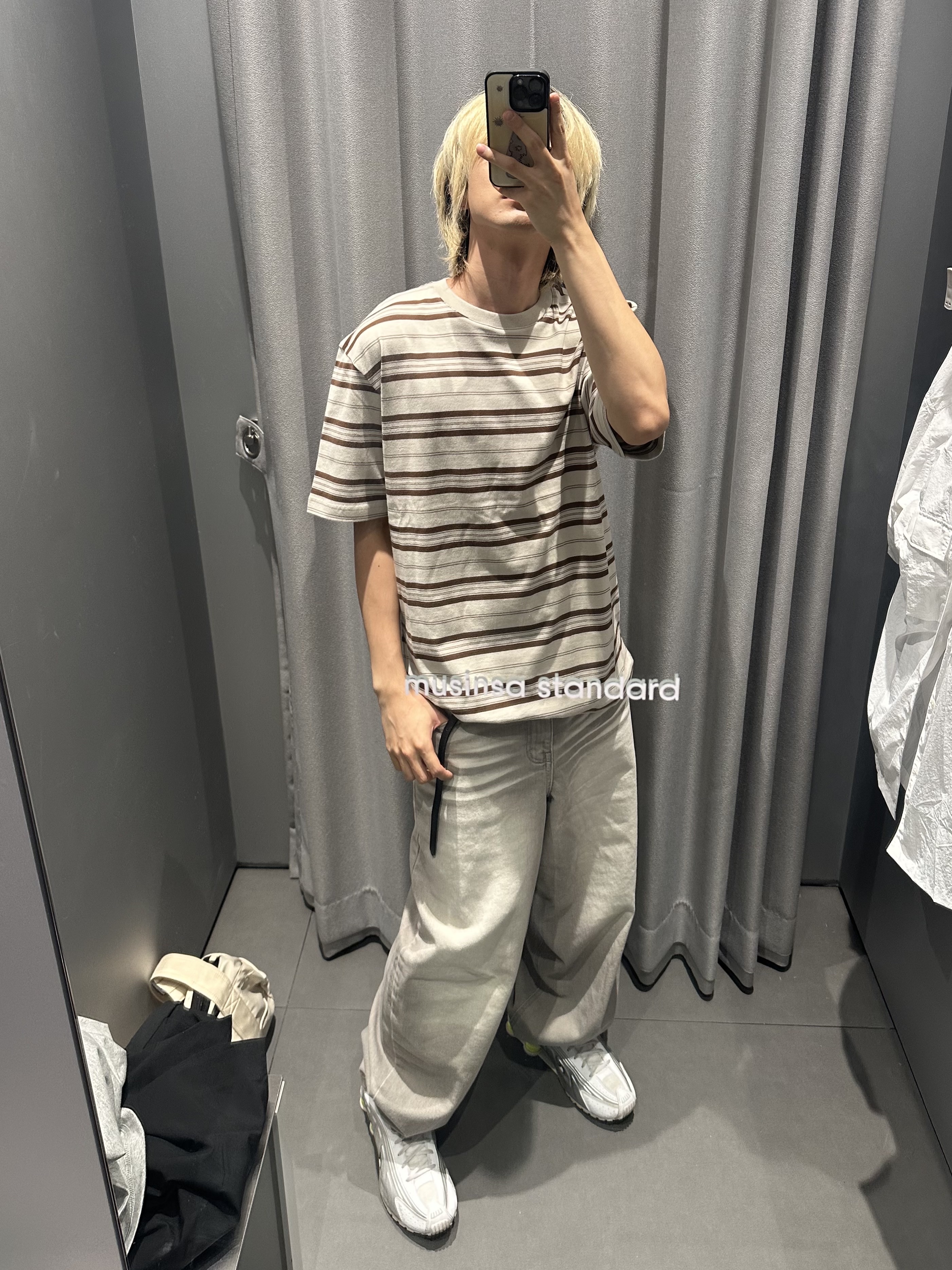 (W) Nike Shox R4 White Metallic Silver 착용 스타일 - 1