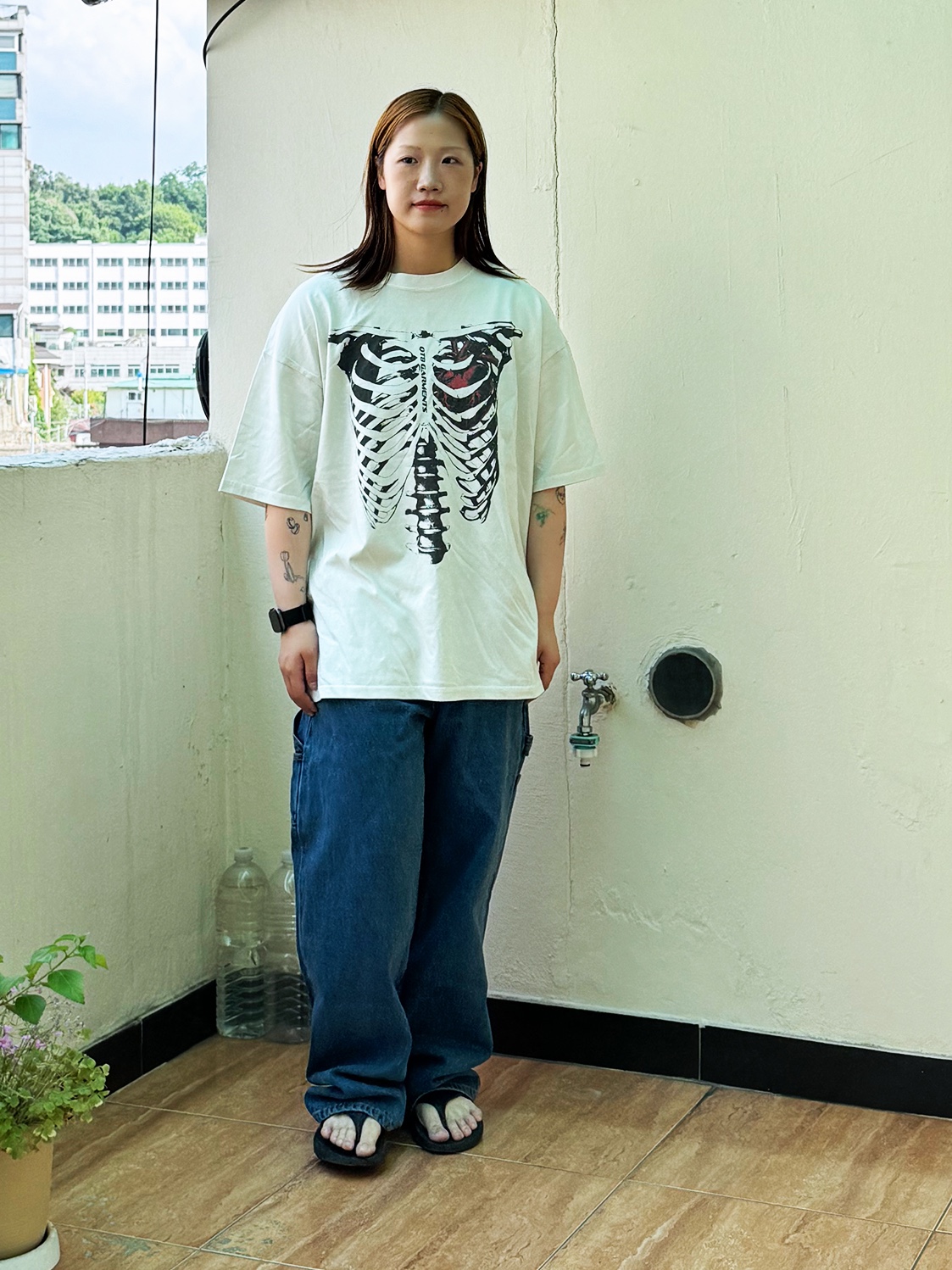 QT8 GARMENTS Bones EC Washed Tee Ecru, QT8 Garments TL Denim Carpenter Pant Deep Blue 착용 스타일 - 1
