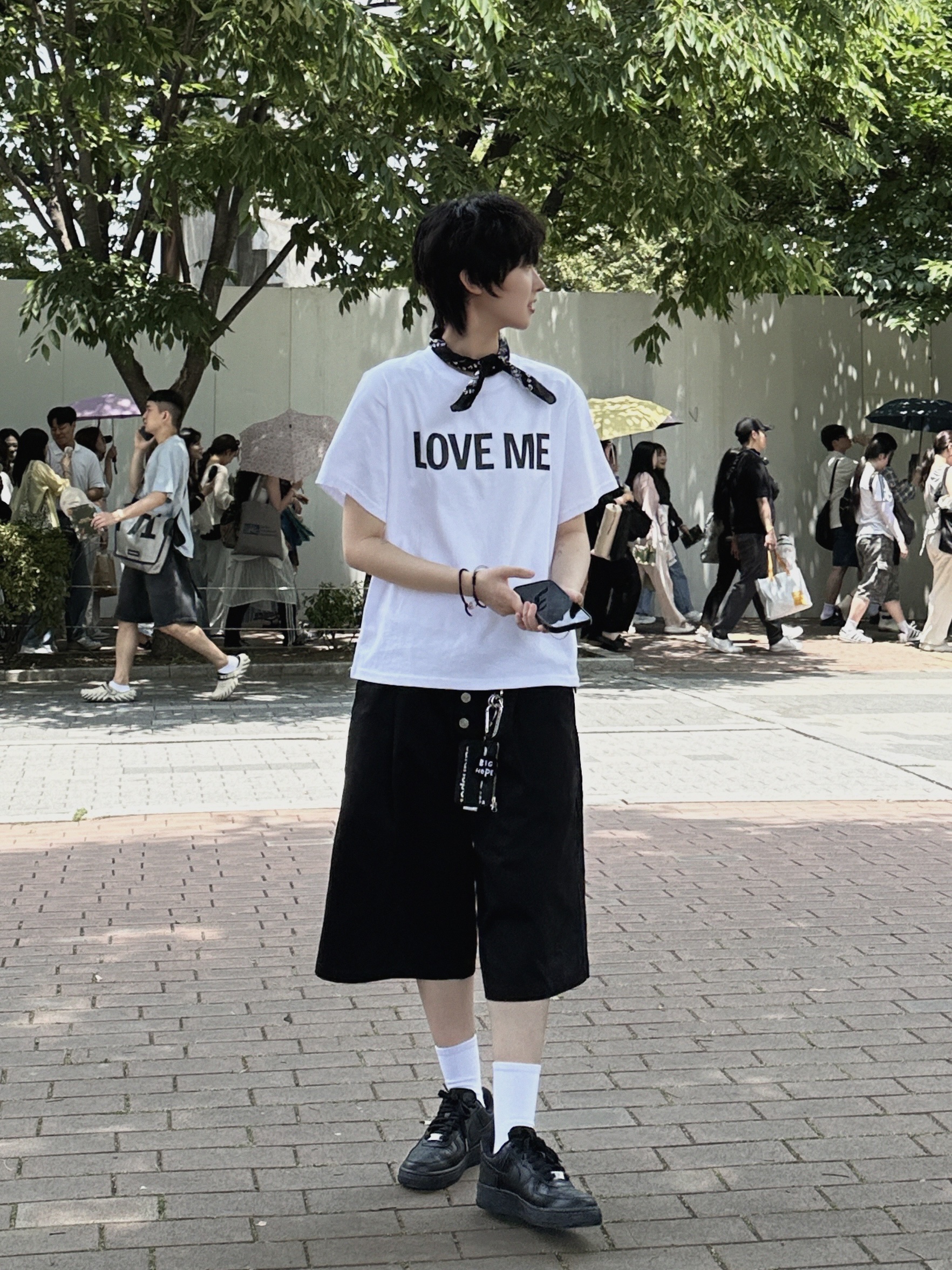 Huey Receipt Pin Tuck Bermuda Pants Black 착용 스타일 - 2