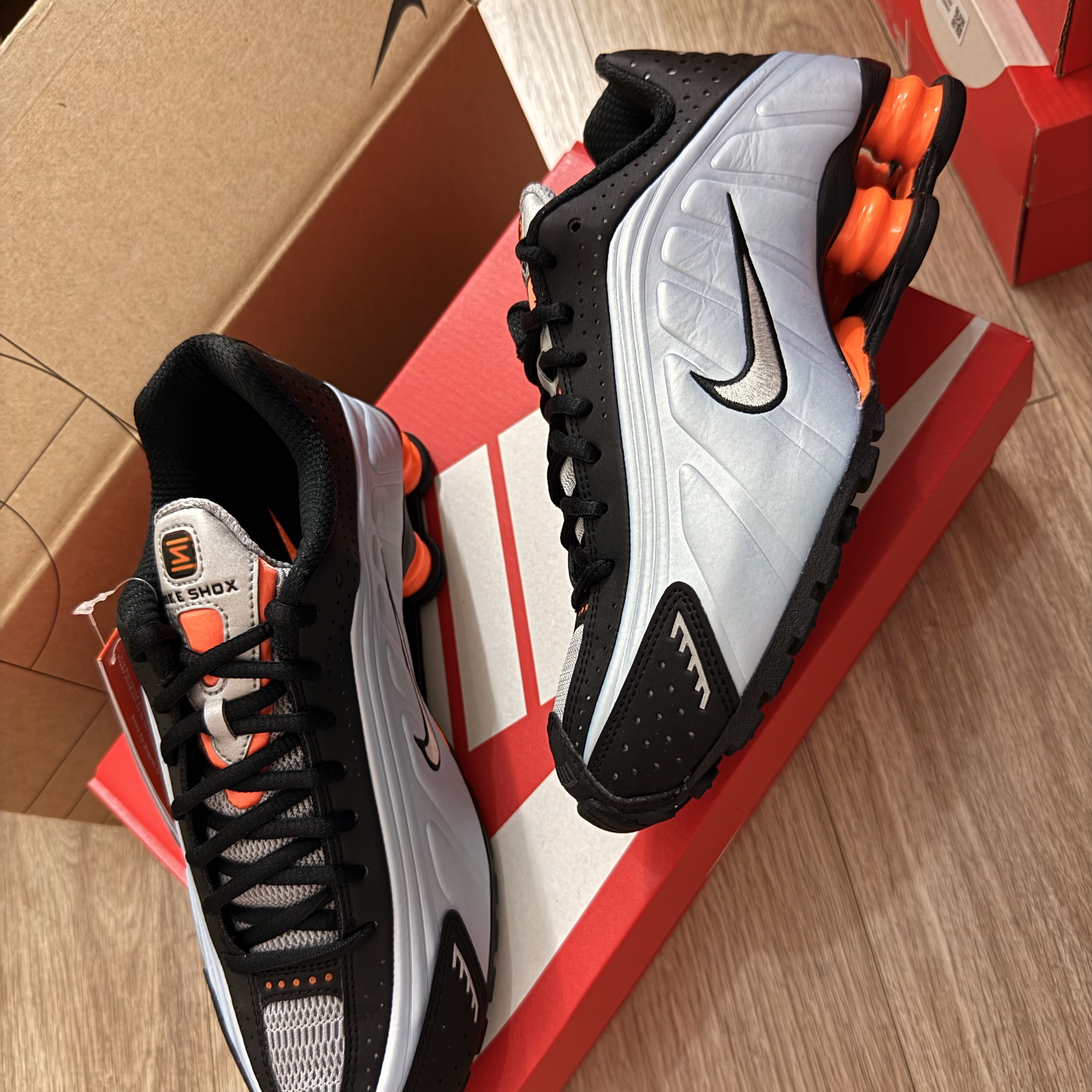 (W) Nike Shox R4 Blue Tint Total Orange, (W) Nike Shox R4 White Metallic Silver 착용 스타일 - 2