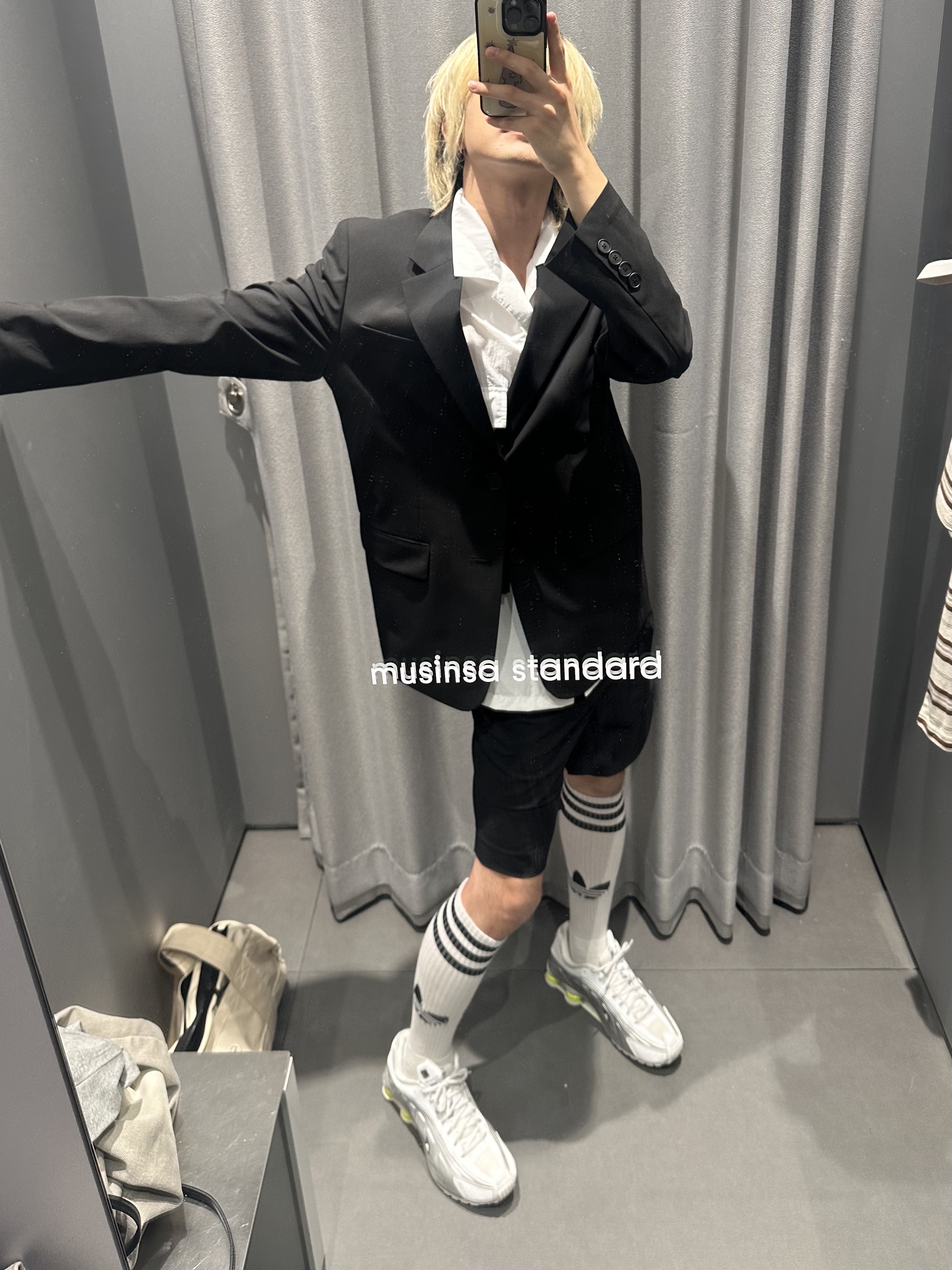 (W) Nike Shox R4 White Metallic Silver 착용 스타일 - 1