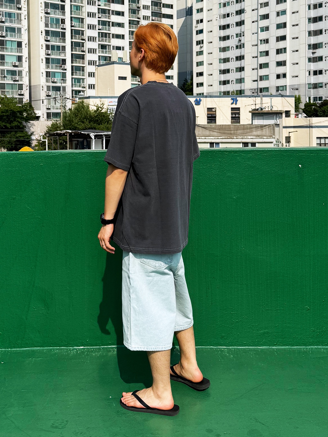 QT8 GARMENTS Night Drive Pigment Washed Tee Charcoal, QT8 GARMENTS Denim Wide Bermuda Shorts Ice Blue 착용 스타일 - 2