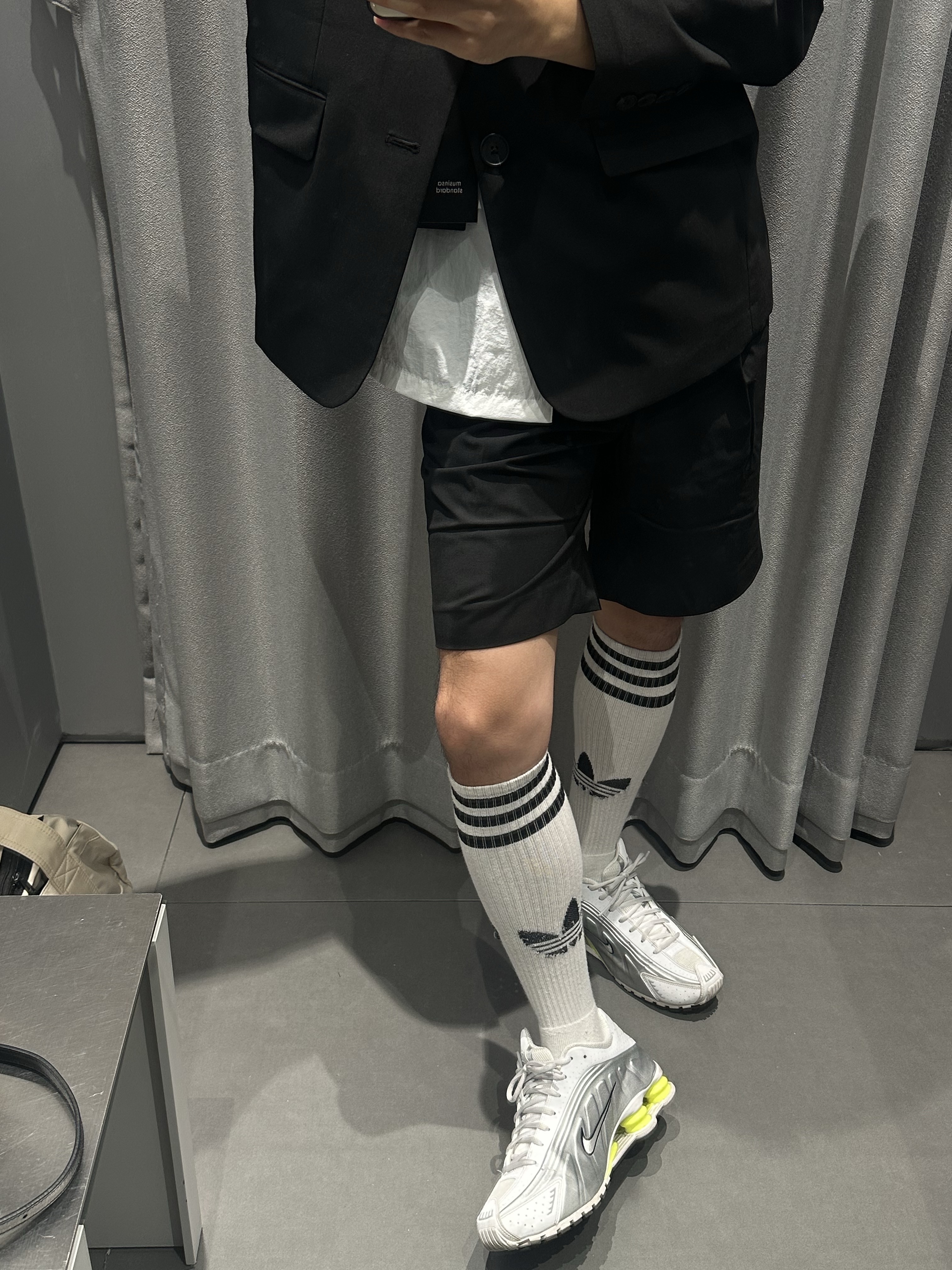 (W) Nike Shox R4 White Metallic Silver 착용 스타일 - 2