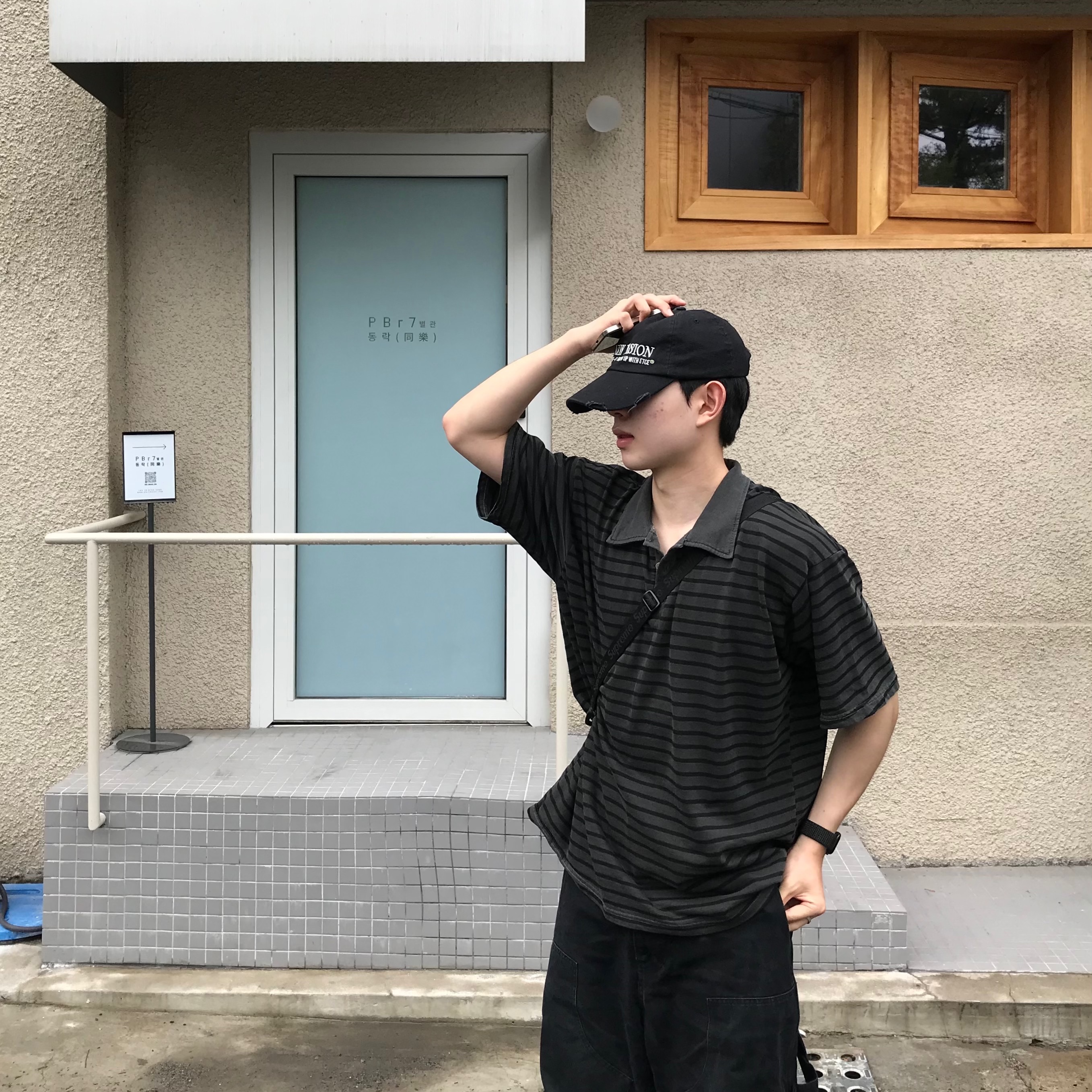 Supreme Mesh Mini Duffle Bag Black - 25SS, ETCE New Vision Destroyed Washed Cap Black 착용 스타일 - 1