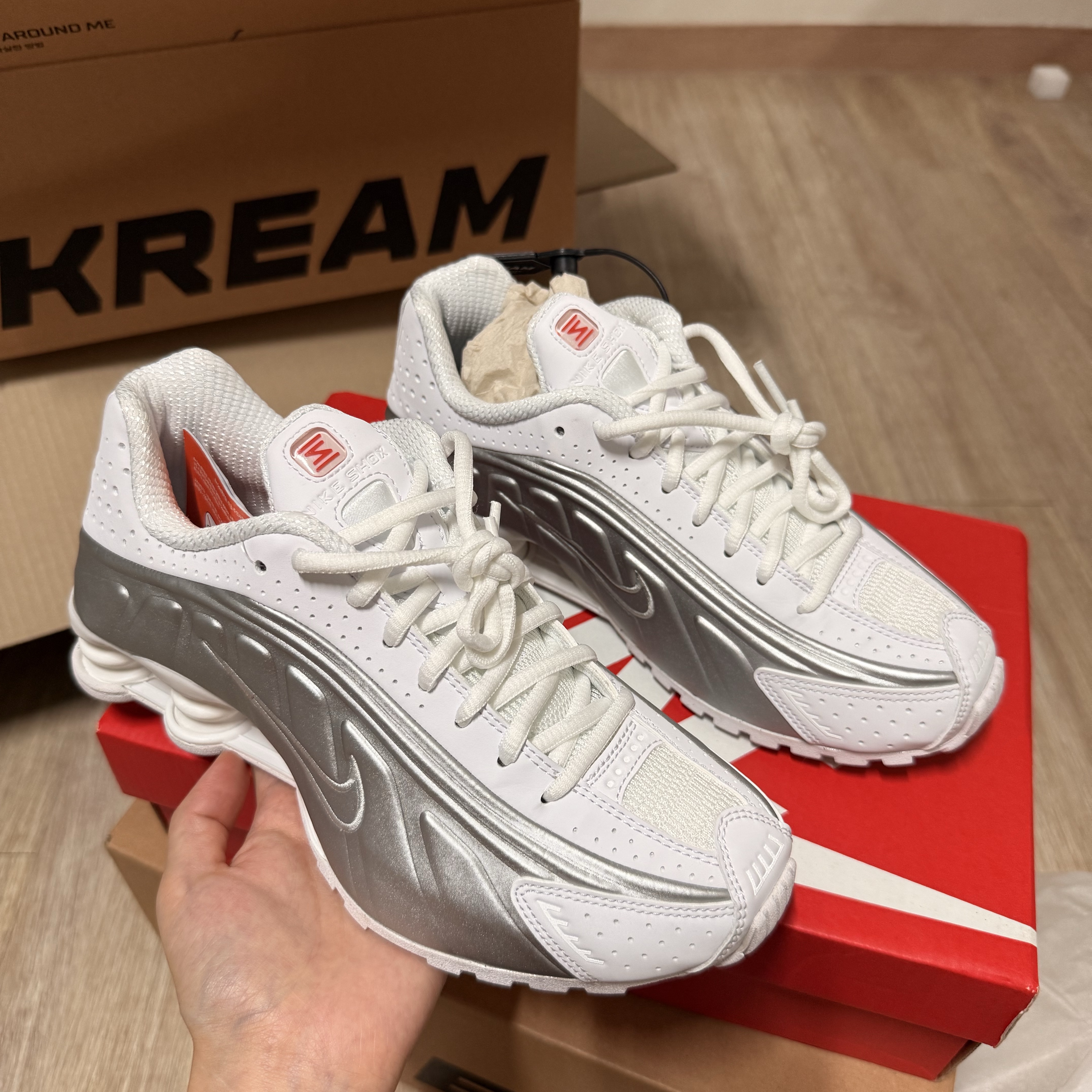 (W) Nike Shox R4 Blue Tint Total Orange, (W) Nike Shox R4 White Metallic Silver 착용 스타일 - 4