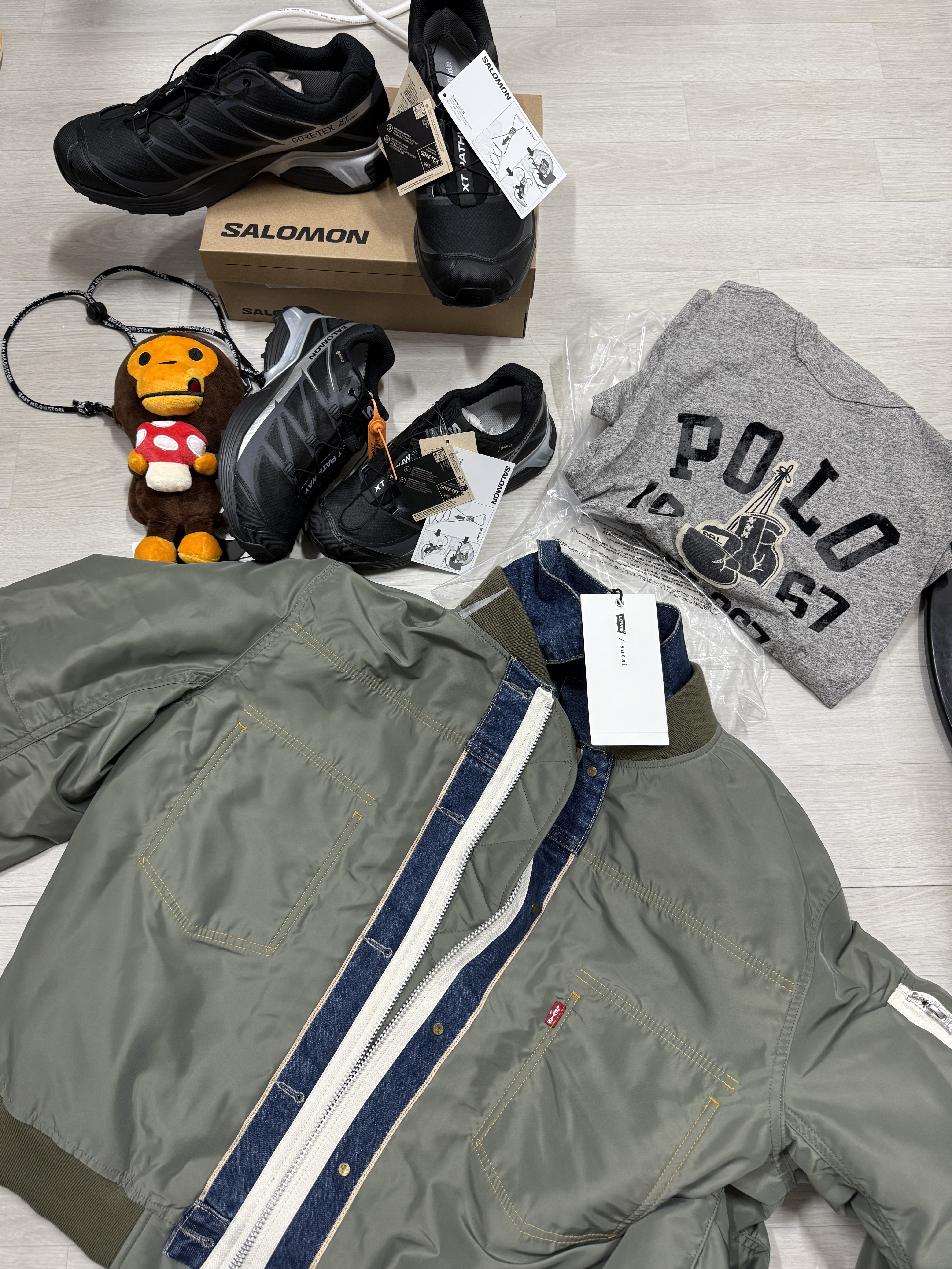 Levi's x Sacai Denim x Nylon Twill Reversible Blouson Blue Khaki, BAPE Baby Milo Plush Mobile Bag Brown 착용 스타일 - 1
